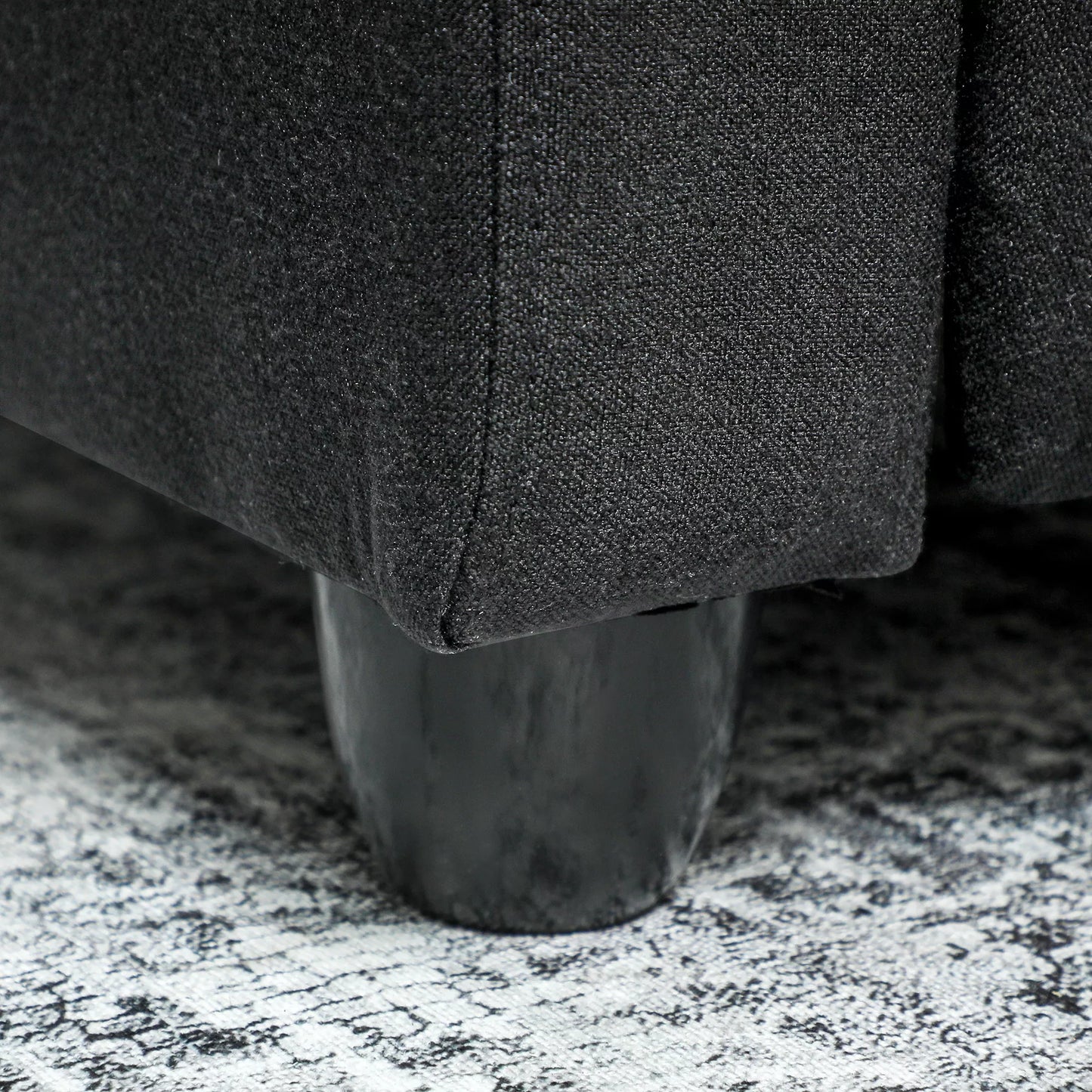 Relaksacijos krėslas, reguliuojamas 135°, ištraukiama kojų atrama, paminkštintos atlenkiamos atramos, linas-poliesteris, juodas