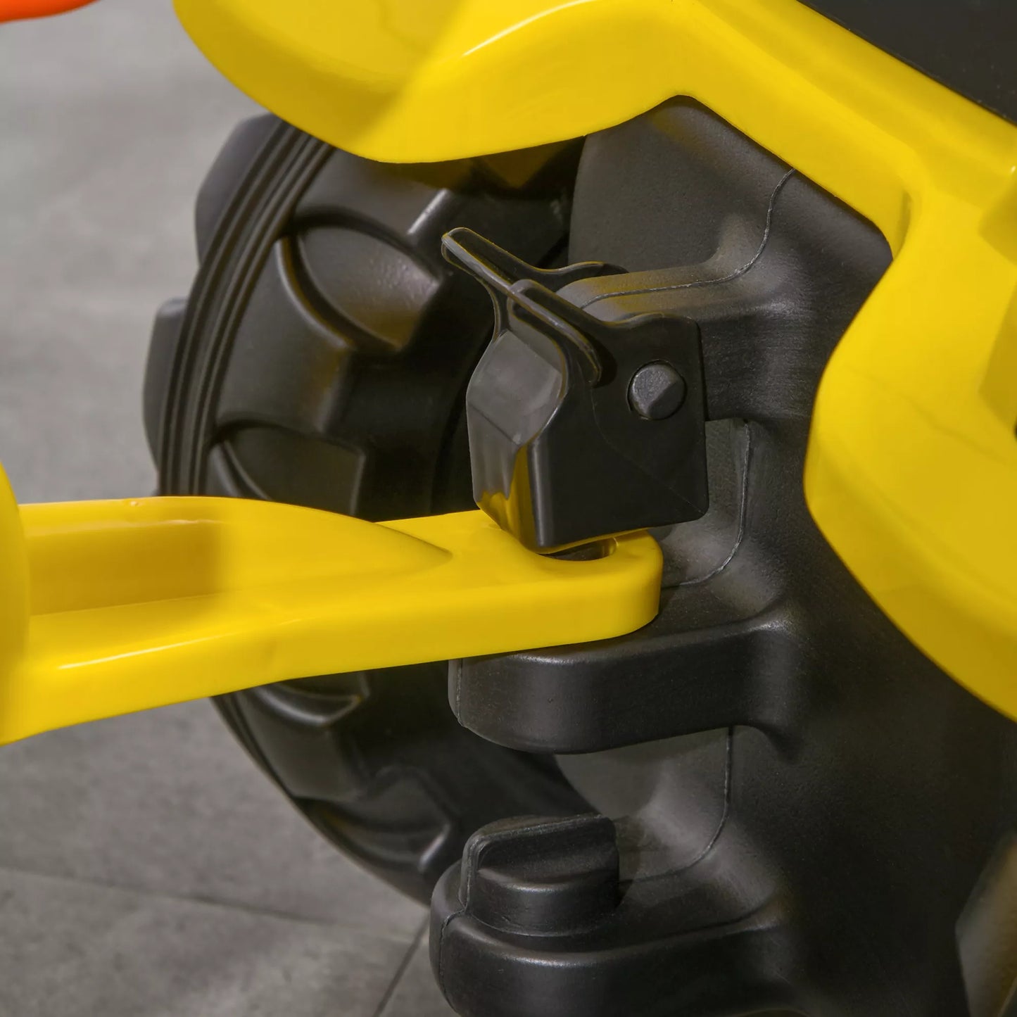 Pedalinis traktorius su priekaba, įrankiai, garso signalas, vaikams nuo 3 metų, metalinis rėmas, juodai-geltonas, 133 x 42 x 51 cm