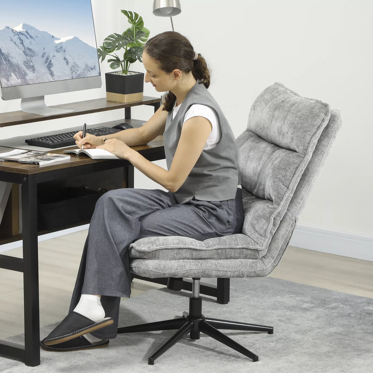 Besisukantis biuro krėslas be porankių, su minkštu audiniu, aukščio reguliavimo, plieninėmis kojomis, pilkos spalvos