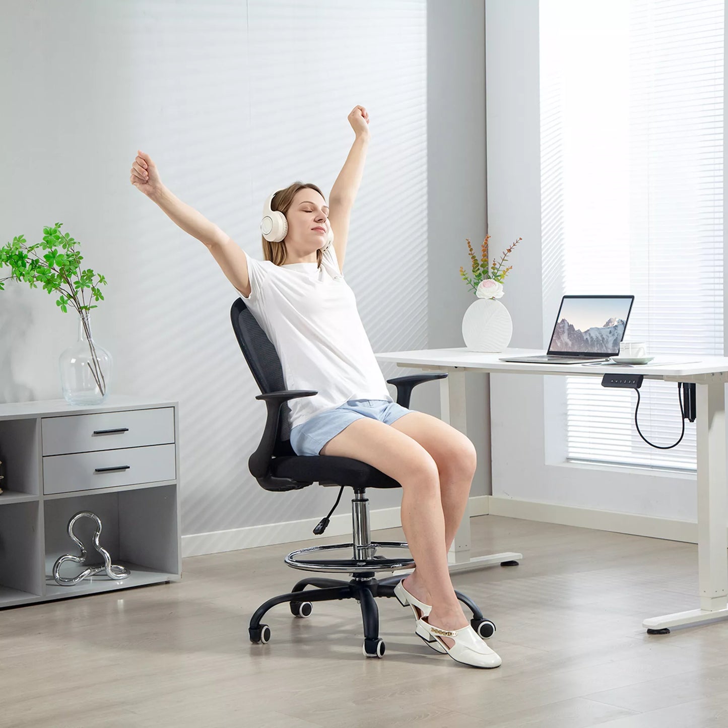 Biuro kėdė su reguliuojamu aukščiu, su reguliuojamu pėdų žiedu, juosmens atrama, 62 x 59 x 119 cm, juoda