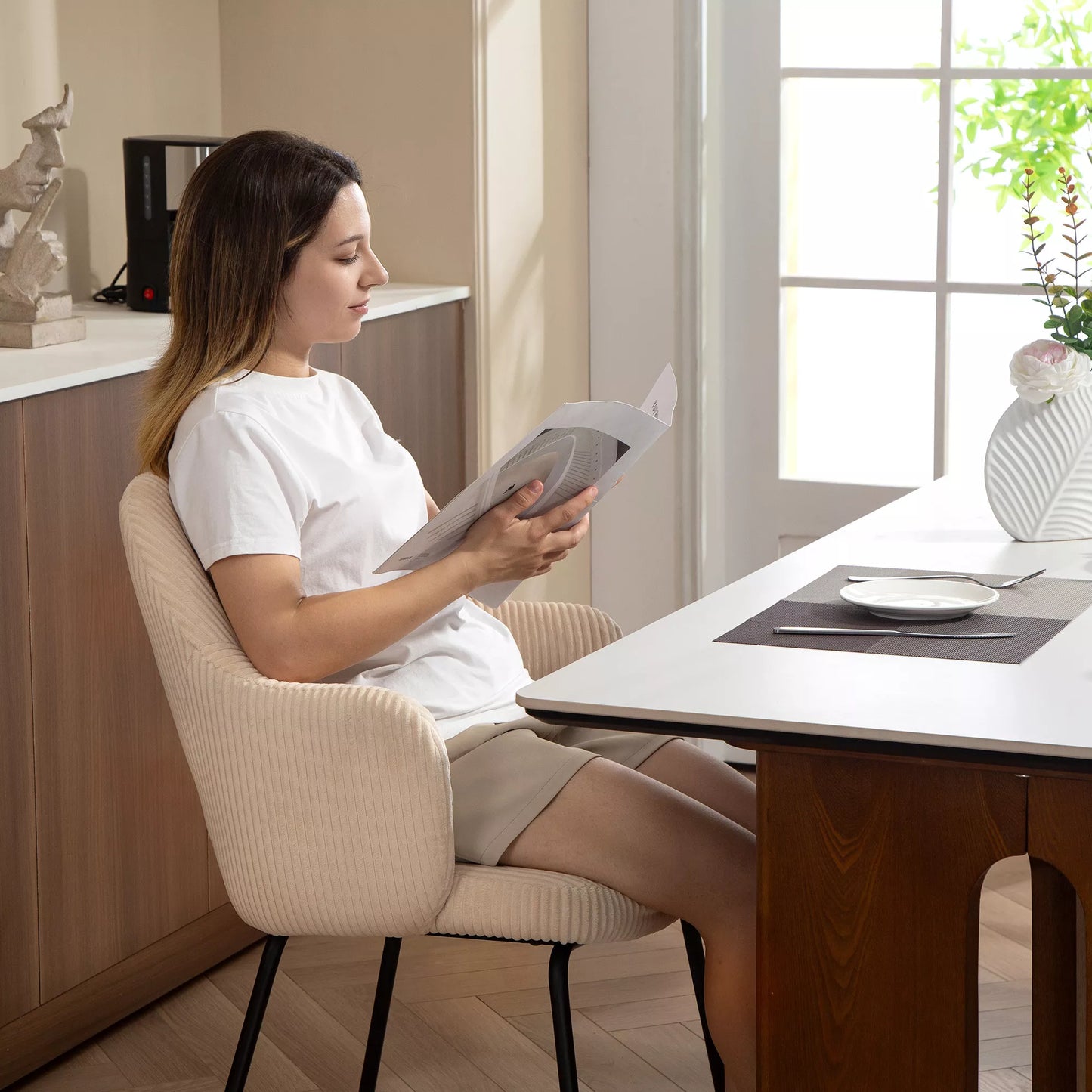 Valgomojo kėdė, kordo audinio apmušalas, kauko formos, metalinės kojelės, grindų apsaugos, smėlio spalvos