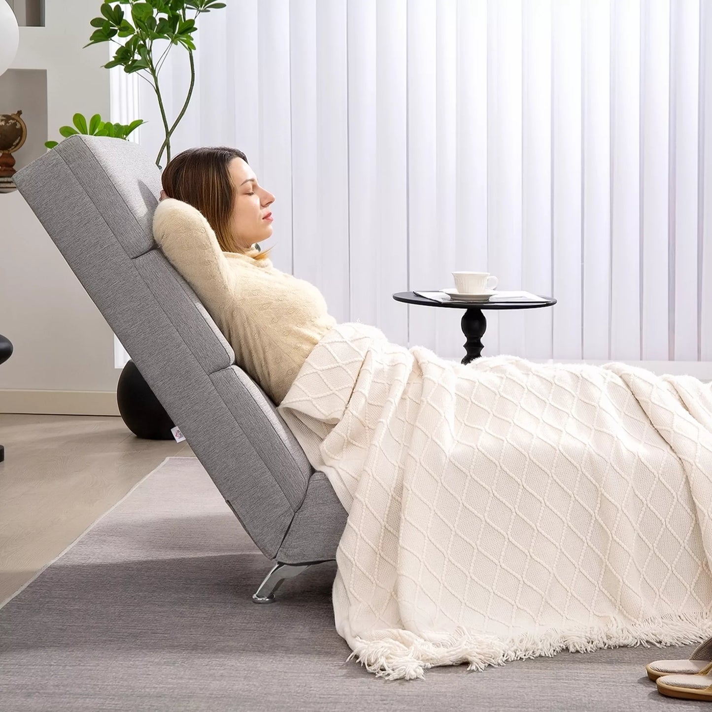 Sviesta kėdė su atlošu, relakso fotelis su plieninėmis kojomis ir storu paminkštinimu, skirta svetainei, miegamajam, šviesiai pilka