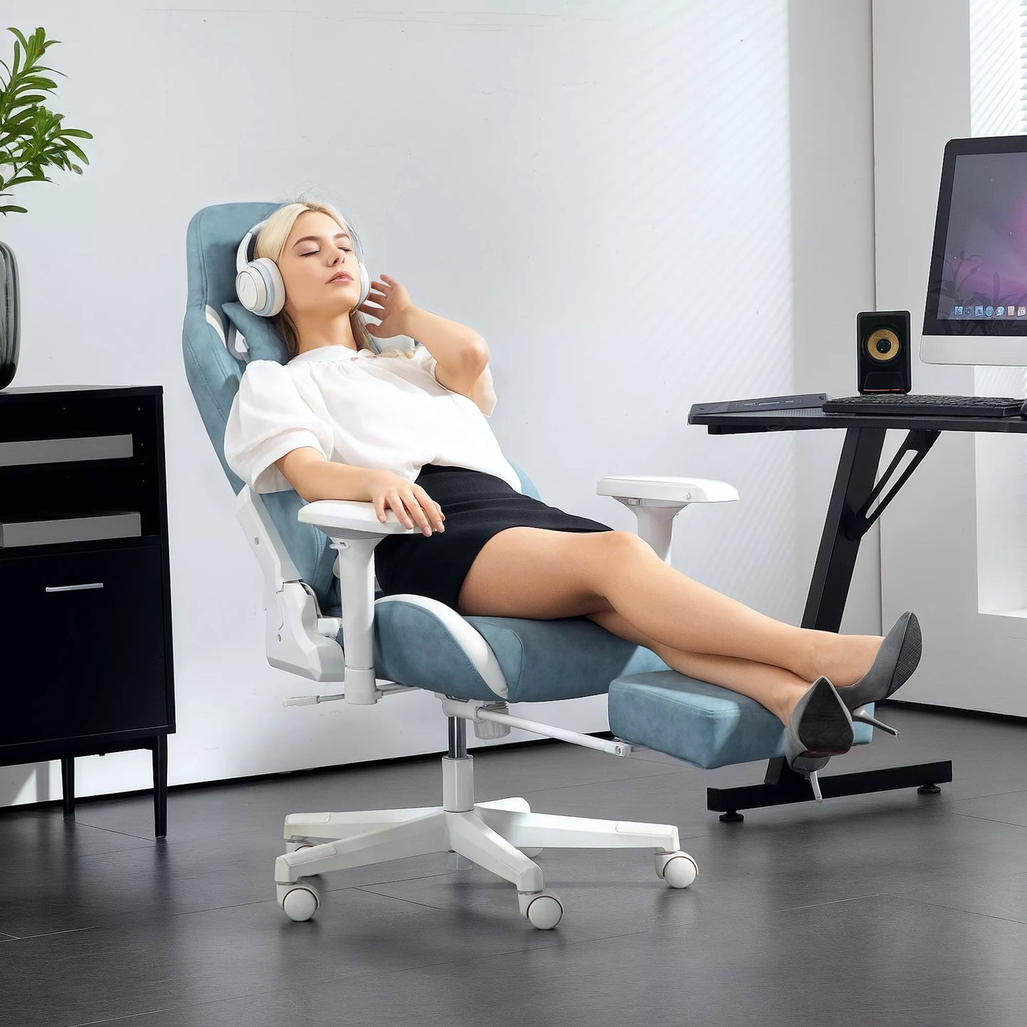 Žaidimų kėdė, reguliuojami porankiai ir atlošas, dirbtinės odos apmušalas, iki 120 kg, mėlyna