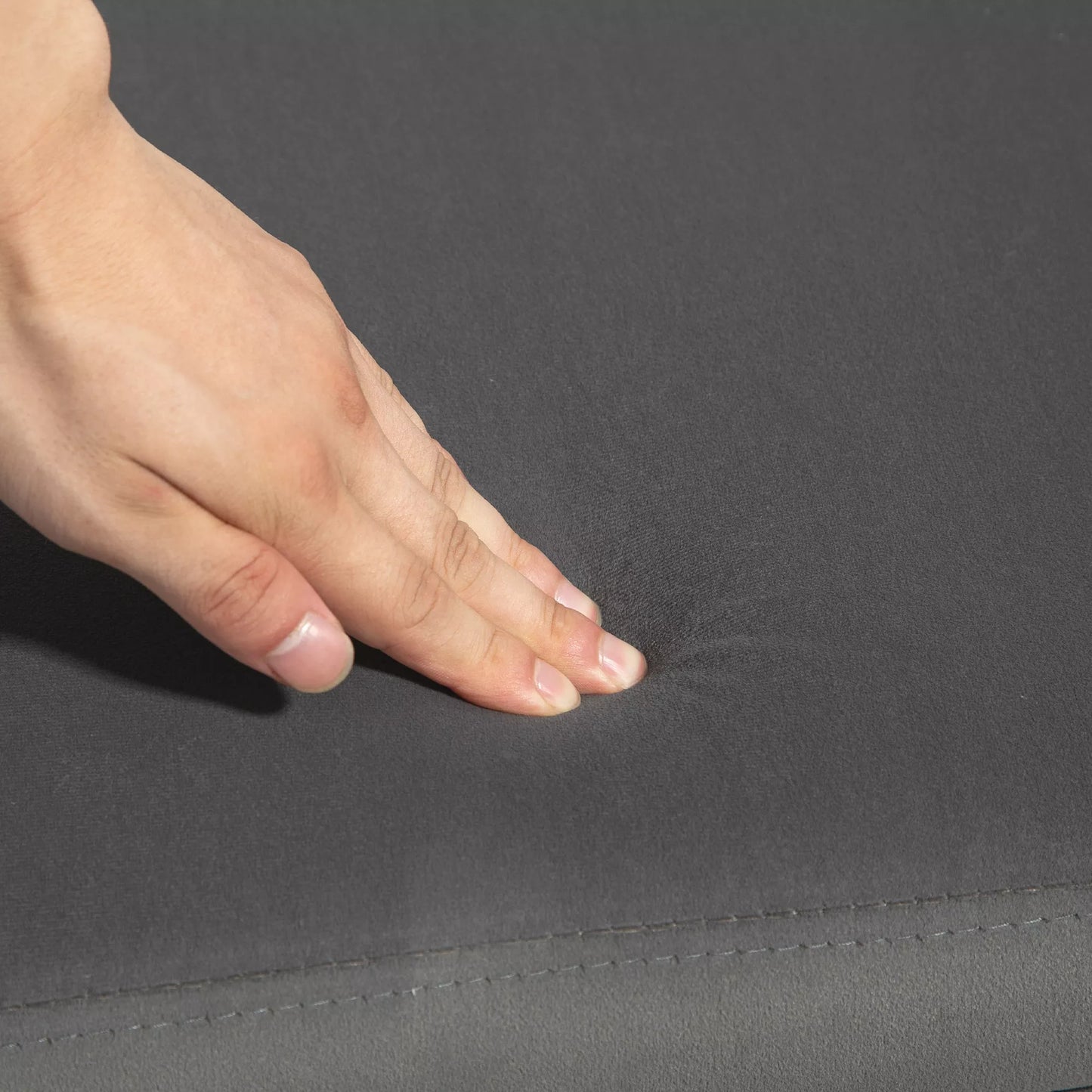 Balda su vieta daiktams, skrynios tipo su atlošais ir porankiais, 46 cm sėdimasis aukštis, švelnus kaip aksomas poliesteris, 111,5 x 41 x 65 cm, tamsiai pilka