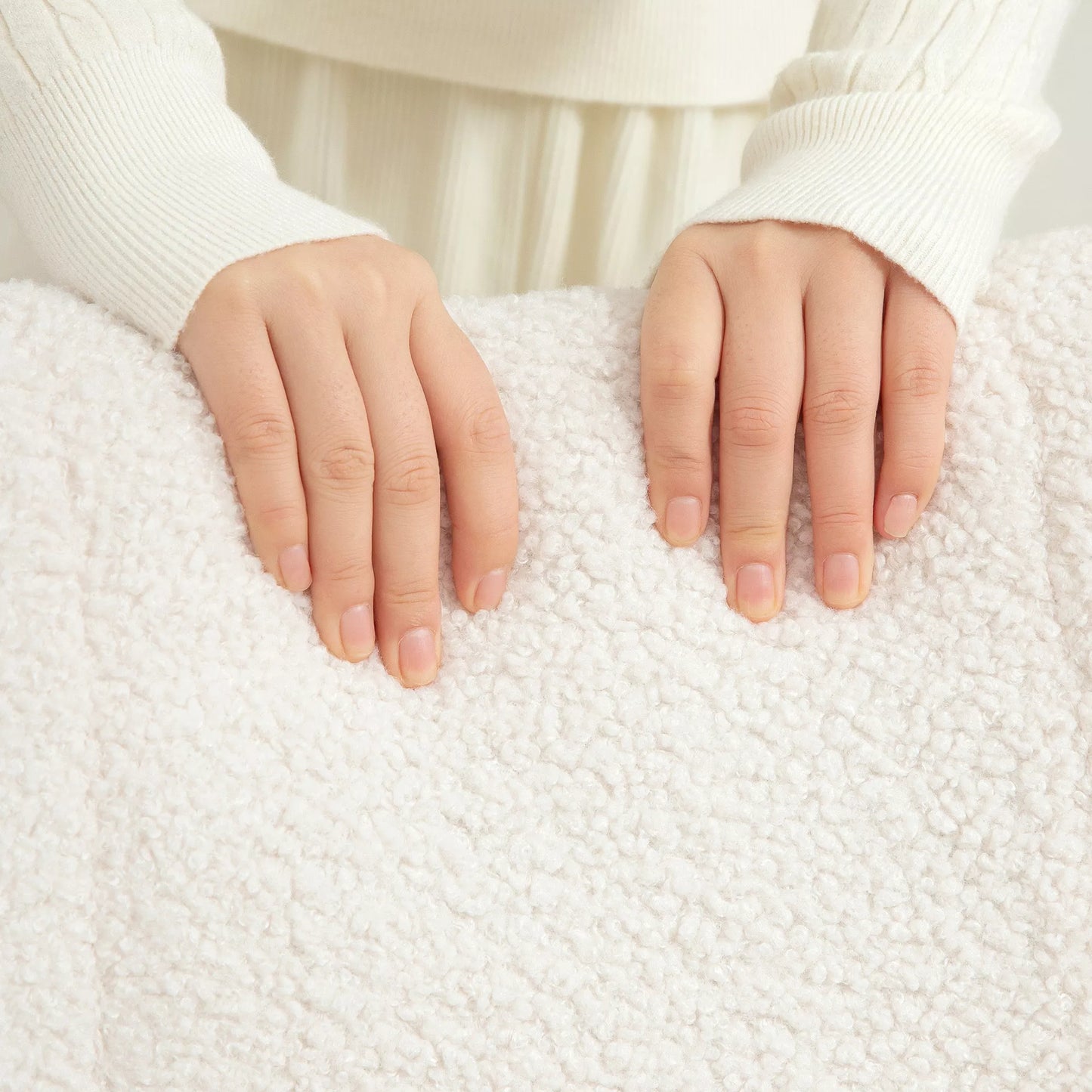 Supamas krėslas, jaukus apmušalas, storas paminkštinimas, kreminės baltos spalvos