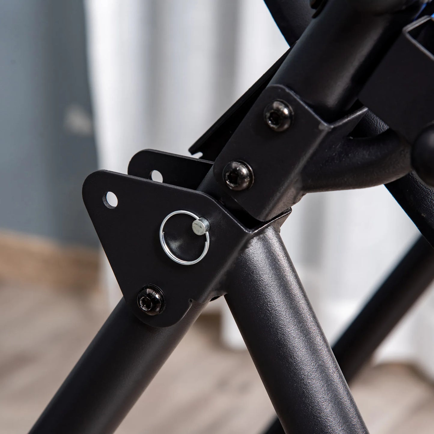 Sulduvas svyrio treniruoklis (inversions bank) su dviem ratukais, reguliuojama nugaros atrama. Metalo ir ABS plastiko, juoda+mėlyna. Išmatavimai: 132 x 71 x 145 cm