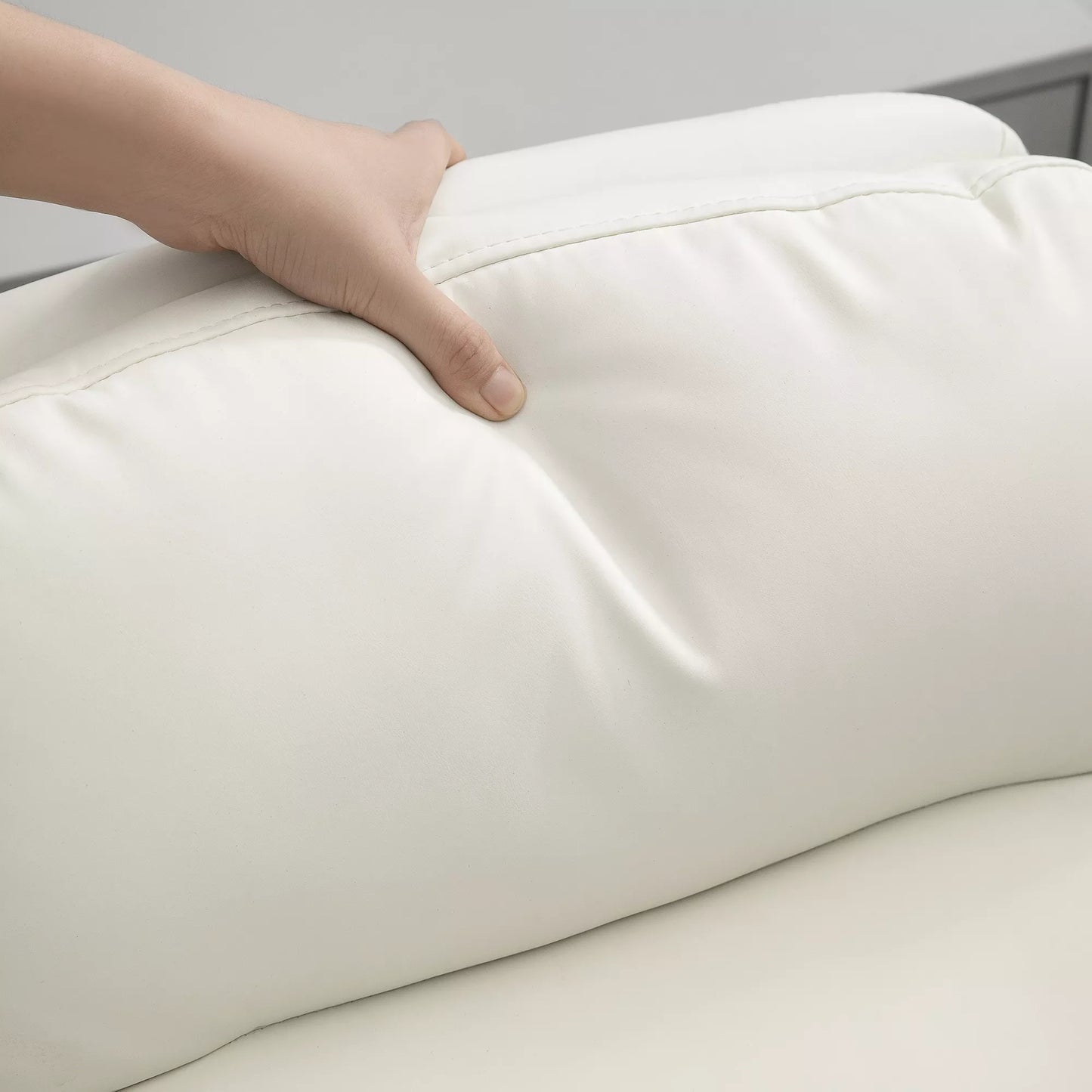 Reguliuojamo aukščio rašomojo stalo kėdė su minkšta pagalvėle ir dirbtinės odos apmušalu, lanksčiais ratukais ir pasvirimo funkcija, Balta