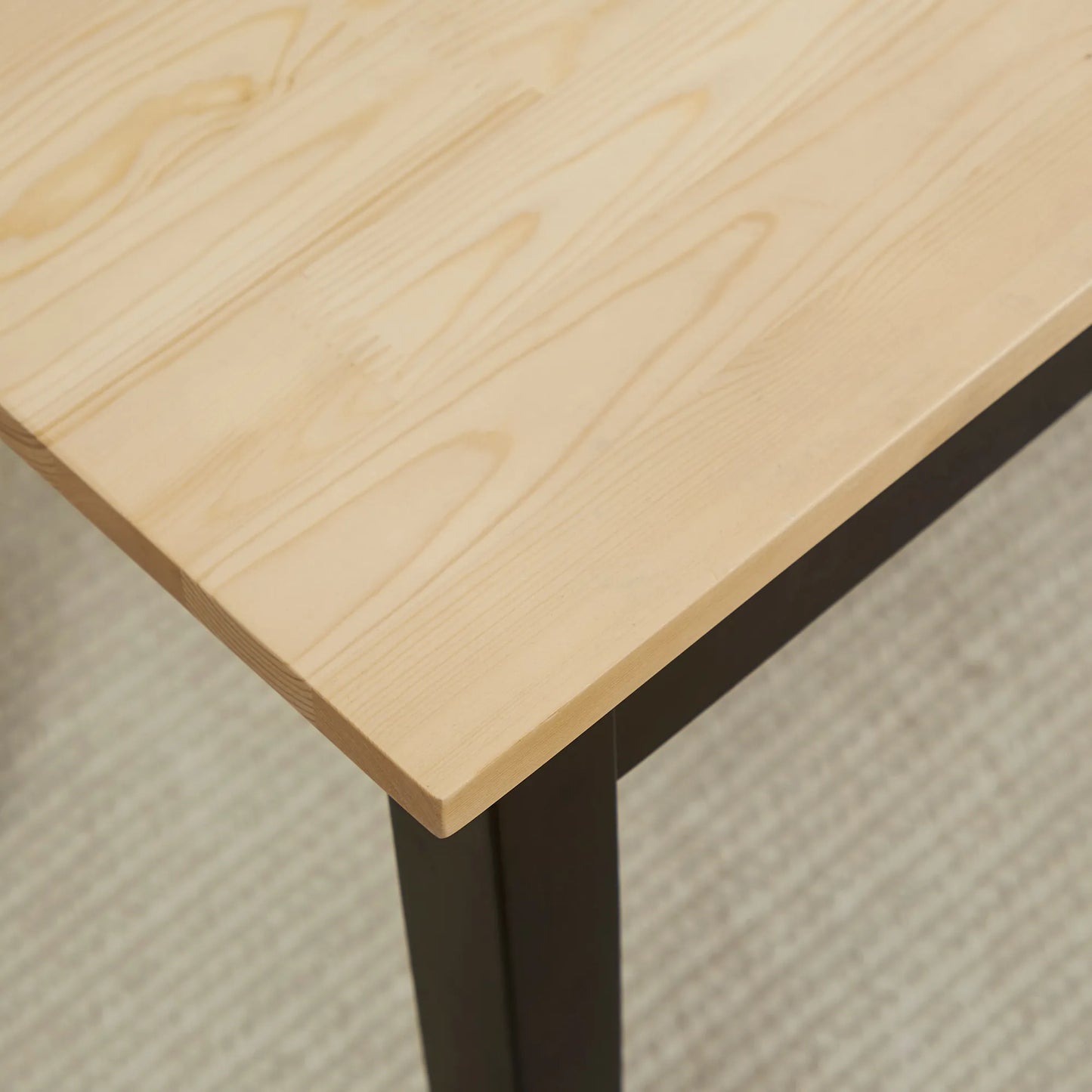 Modernus suolas 2 asmenims, medinis suolas, masyvi mediena, lakuotas, natūralus + juodas