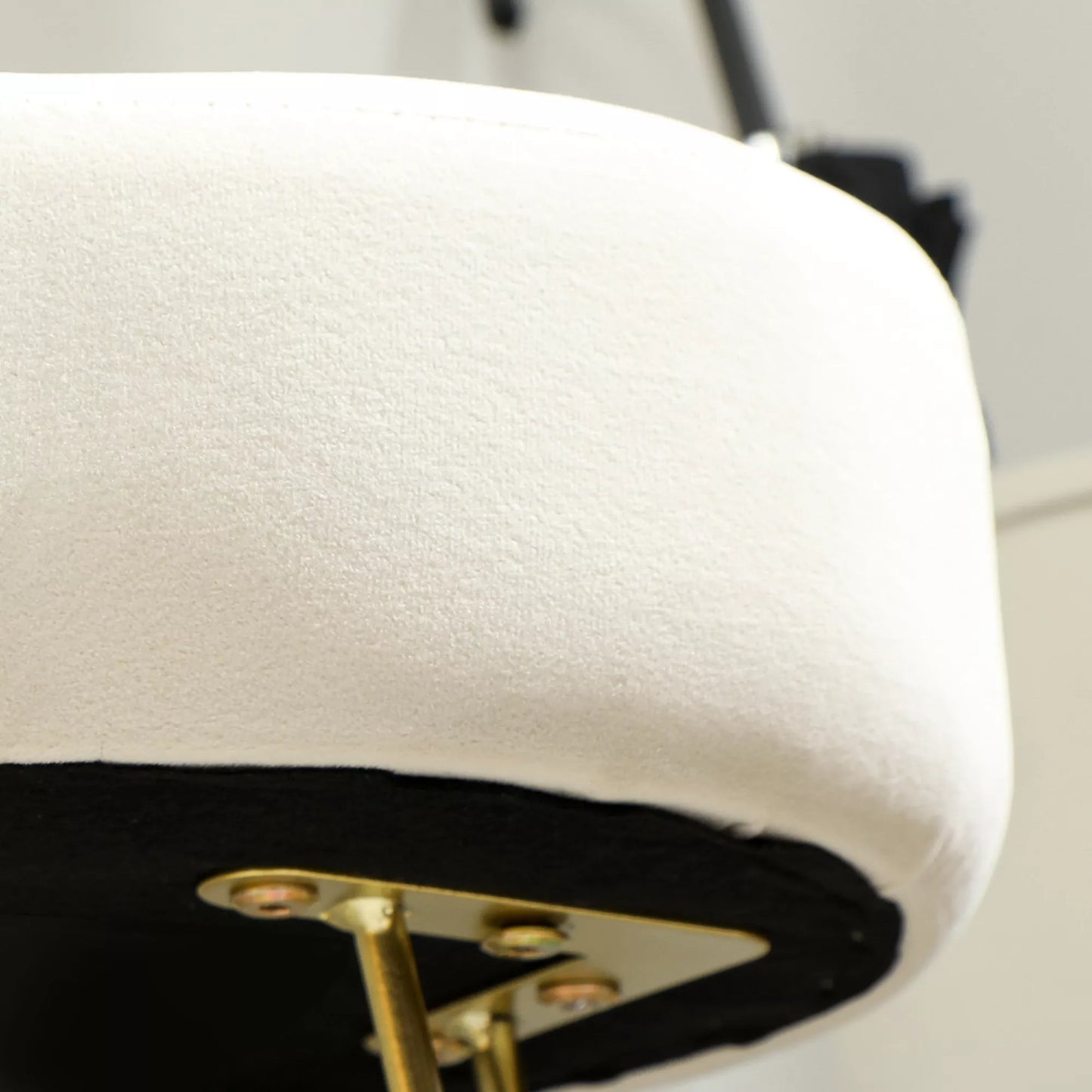 Sėdimoji taburetė, pufas dobilo formos, su audinio apmušalu, plieninėmis kojelėmis, kreminės baltos spalvos