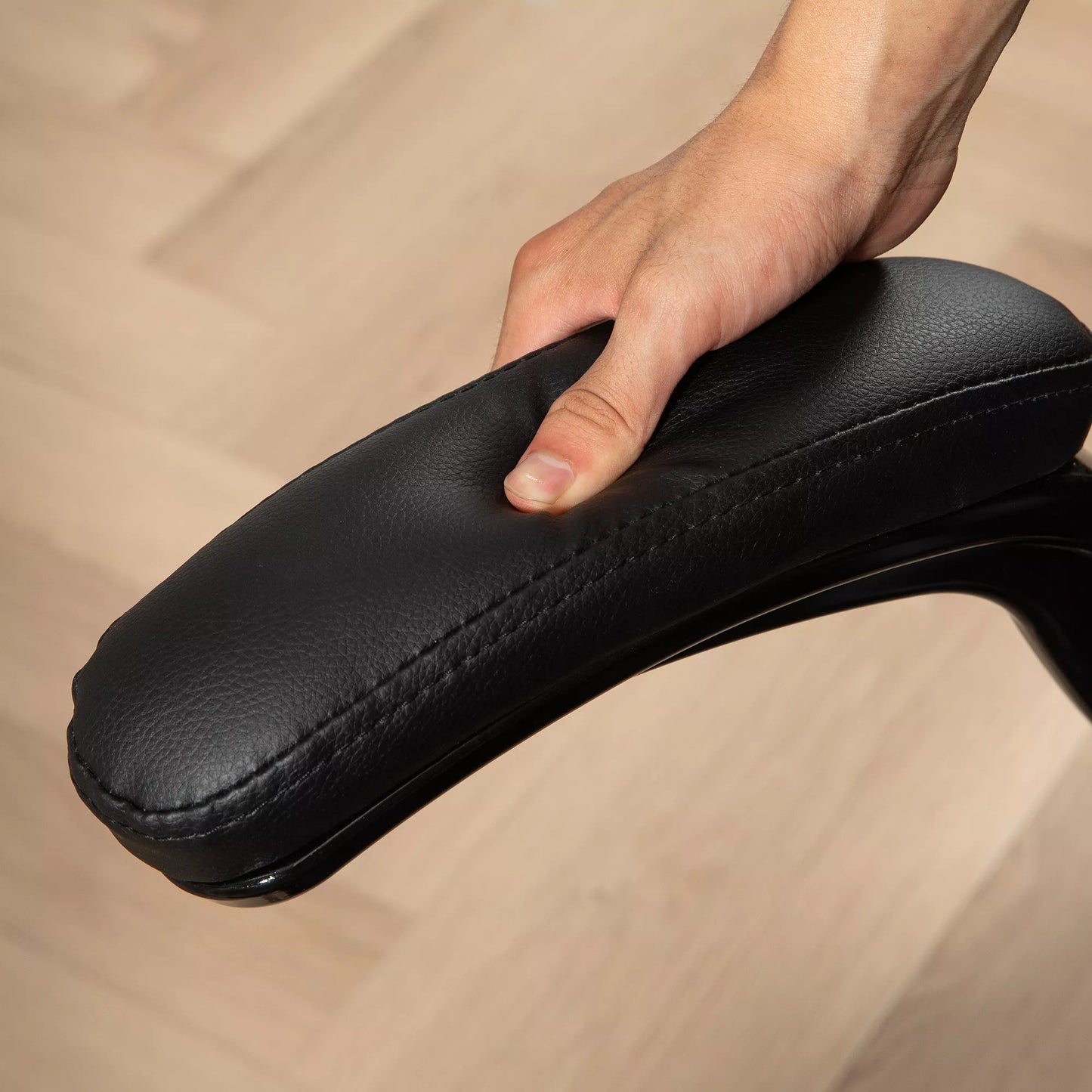 Ergonomiška biuro kėdė, sulankstomi porankiai, pakreipimo funkcija, juoda