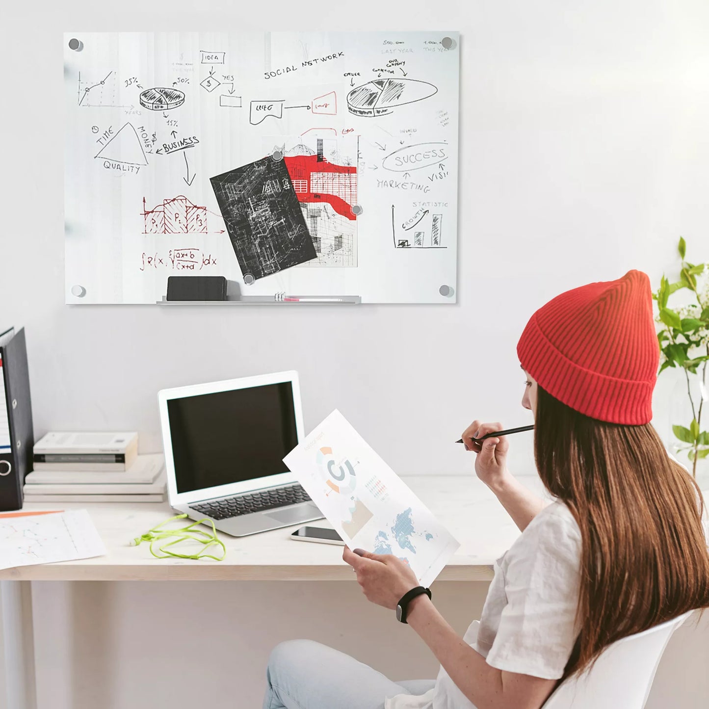 Glas rašymo lenta, memo lenta, 4 markeriai, 6 magnetukai, 1 kempinė, 1 padėklas, balta