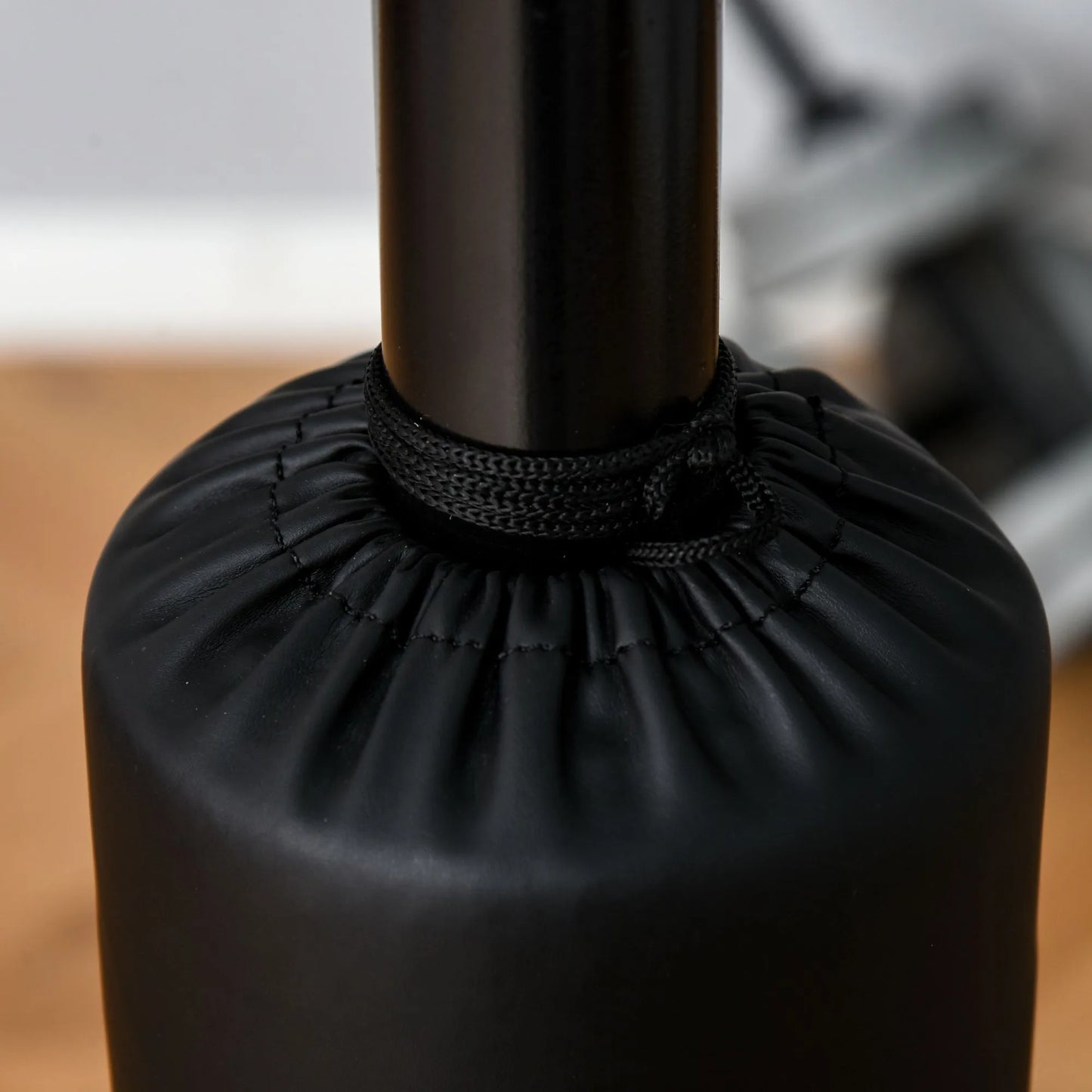 Bokso stovas "Standbox-Trainer" su 2 greičio kamuoliukais, atspindinčiu strypu ir siurbtukiniu pagrindu, 160-230cm reguliuojamas aukštis. Tinka suaugusiems, paaugliams. Juodas