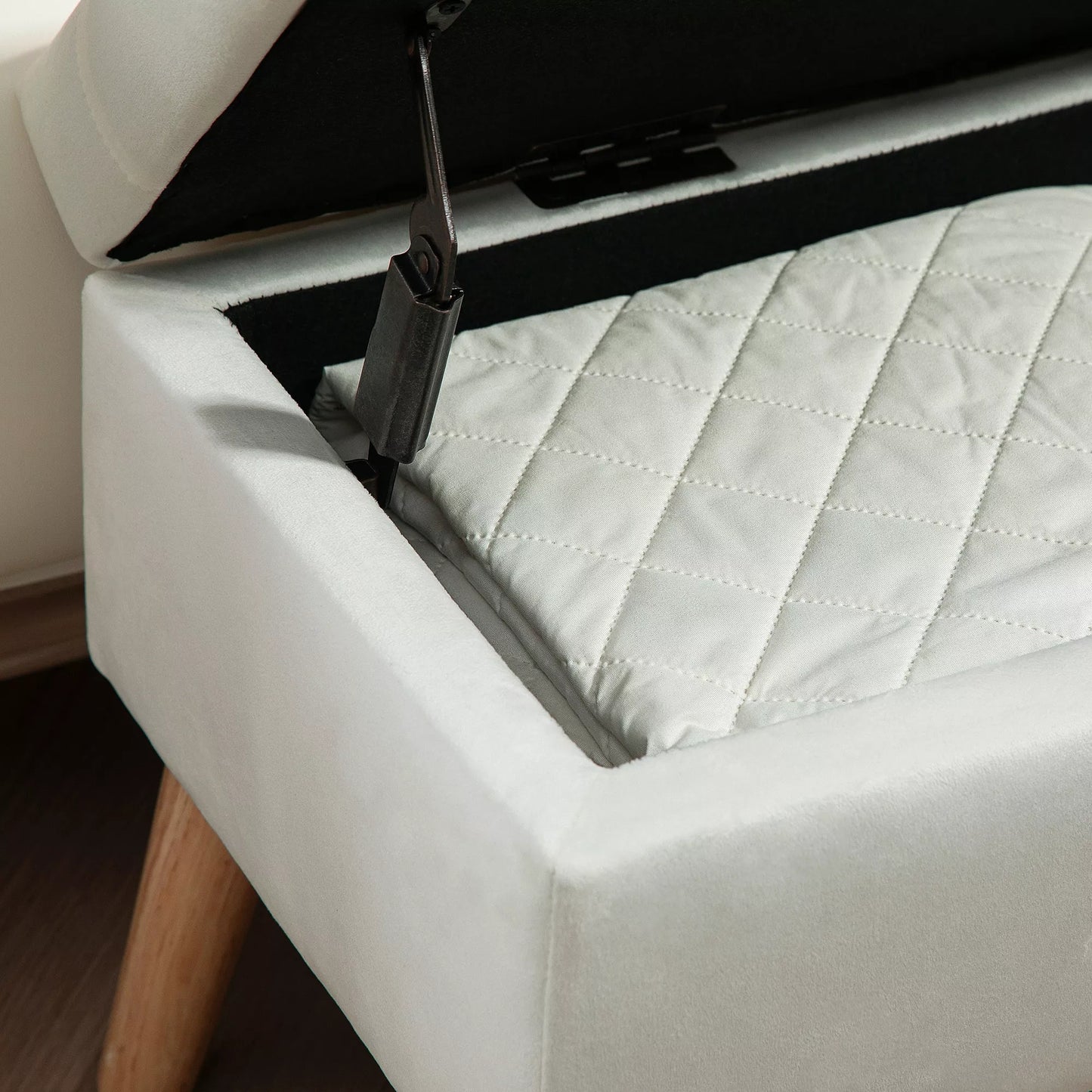 Puslys su daiktadėže, aksominio audinio apmušalas, medinės kojelės, skirta svetainei, miegamajam, koridoriui, 80 x 35 x 42 cm, balta