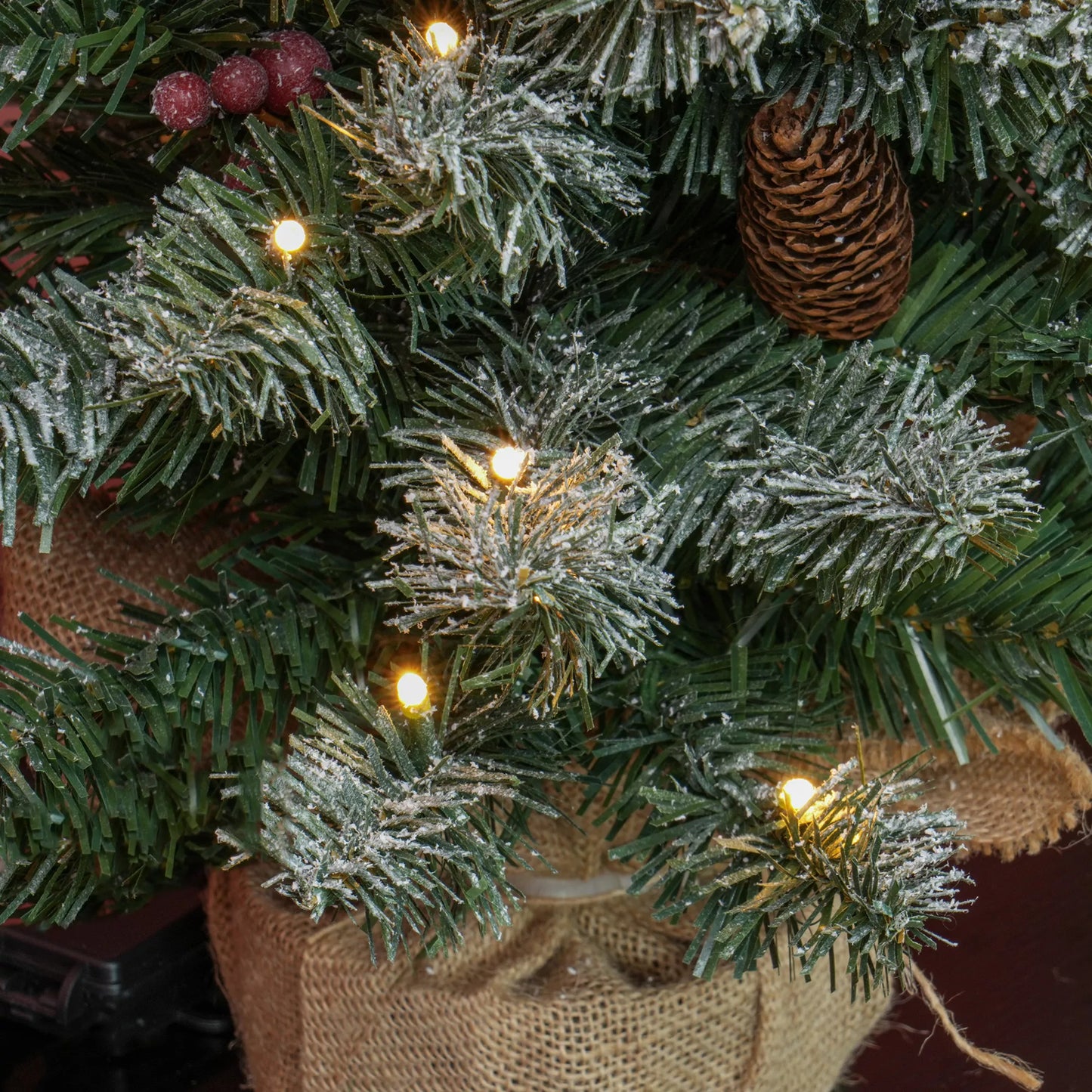 Kalėdinė eglutė su LED apšvietimu, 60 cm, pušies kankorėžiais ir raudonomis uogomis, su stovu, Žalia/Balta