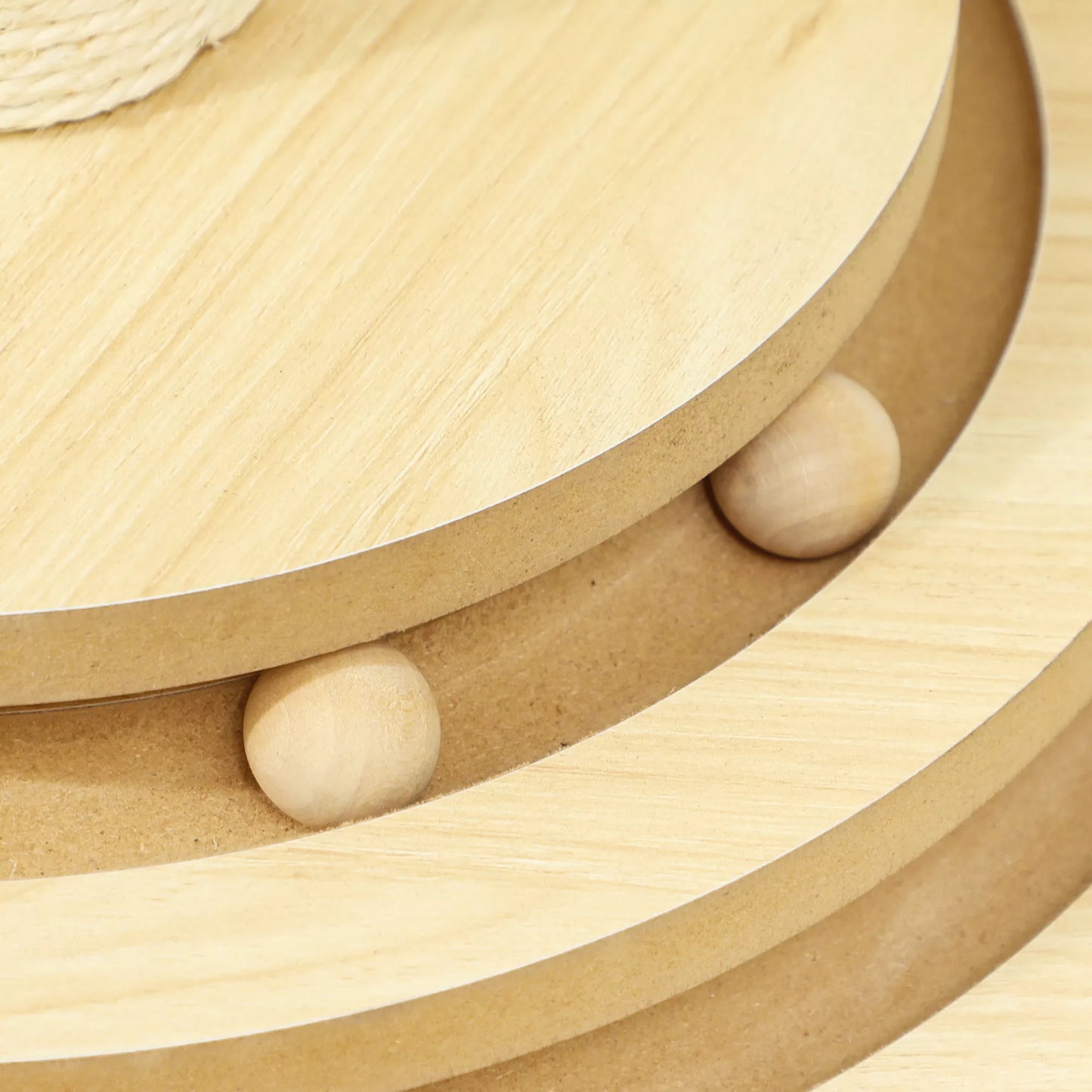 Katės draskyklė, 69 cm, su sizalio draskymo stulpeliu, kamuoliukų takeliu, žaidimo kamuoliuku, žaidimo plunksnele, 4 viename dizainas, kreminės baltos spalvos