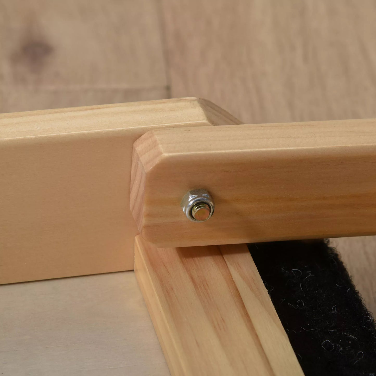 Reguliuojama šunų rampa su neslystančiu kilimėliu, skirta dideliems šunims. Medžiaga: pušies mediena, poliesteris. Spalva: juoda+natūrali mediena. Matmenys: 90P x 40G x 61A cm