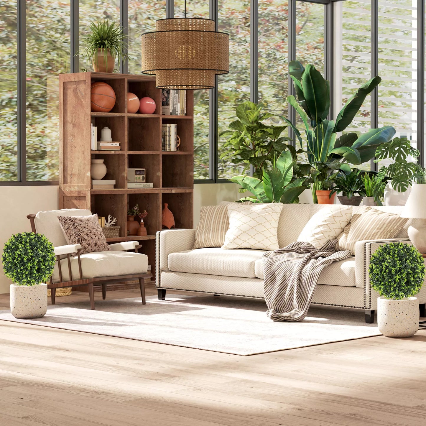 2 vnt. rinkinys. Dirbtinio buksmedžio rutuliai su kuoliuku įsmeigti į žemę, skirti naudoti viduje ir lauke, atsparūs UV spinduliams, žali.