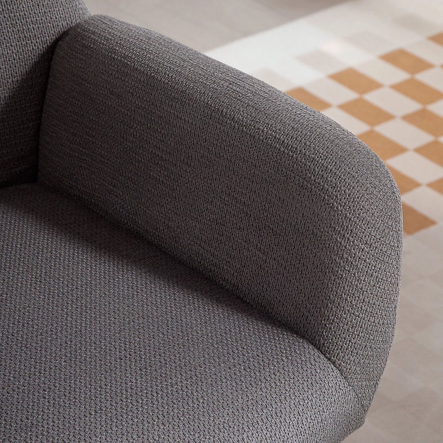 Modernus sparnuotosios kėdės stiliaus fotelis, aukšta atlošo atrama, storas paminkštinimas, metalinės kojelės, pilkos spalvos