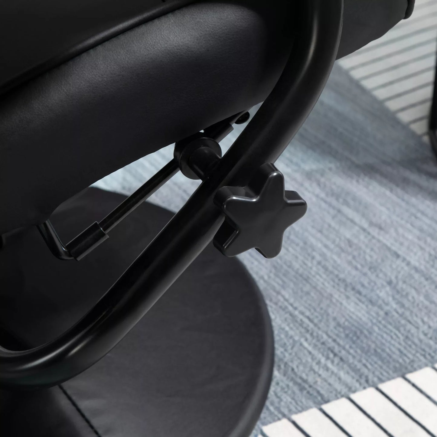 Masažinis krėslas su taburete, sukiojamas atpalaiduojantis krėslas su masažo funkcija, elektrinis televizijos krėslas su atlošimo funkcija, nuotolinio valdymo pultas, dirbtinė oda, juoda spalva