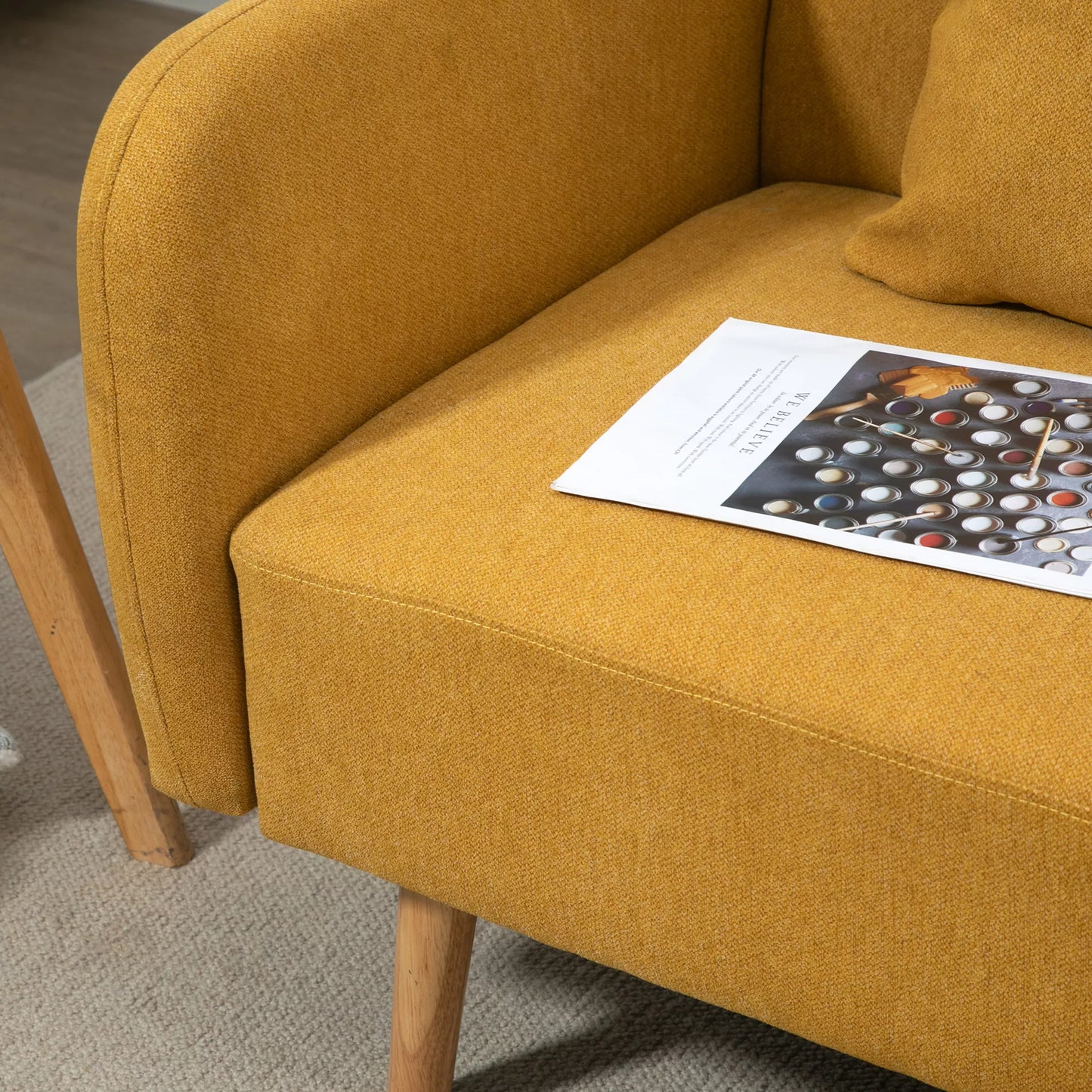 2 vietų sofa su 2 dekoratyvinėmis pagalvėlėmis, Mažas dvivietis fotelis su modernia aksomine apdaila, Tamsiai geltona 130 x 70 x 80 cm