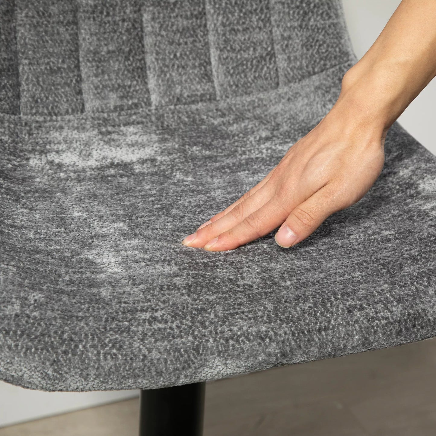 Modernus baro taburetės komplektas, 2 vnt. sukamos baro kėdės su atlošu, reguliuojamo aukščio, su atrama kojoms, minkštos, tamsiai pilkos