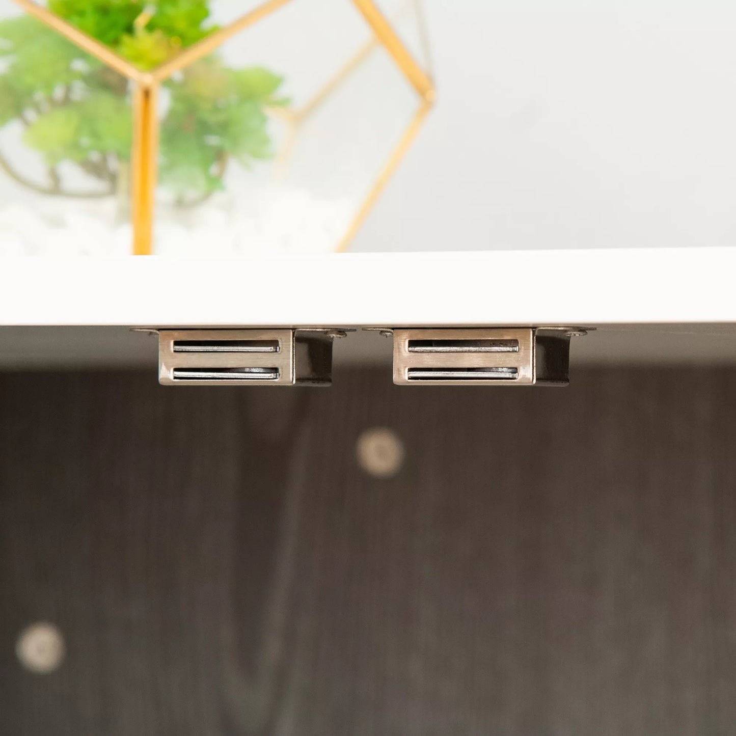 Transportinė dėžė vidutinio dydžio ir mažiems šunims, užrakinama. Medžio plokštės, plieno. Pilka + balta