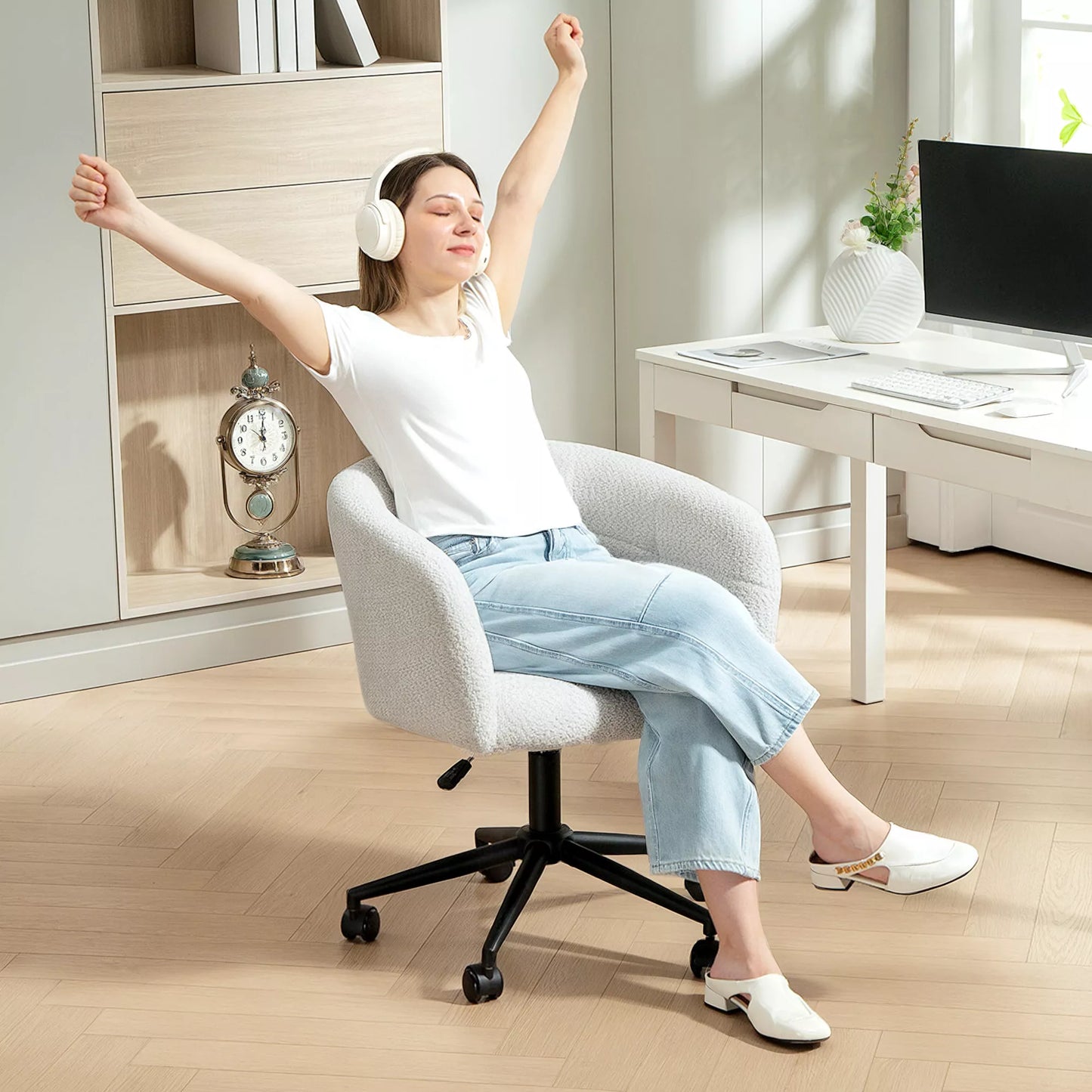 Paminkštinta biuro kėdė su pliušiniu užvalkalu, kaušo dizaino, ritinėjama, su plienine baze, kreminė+juoda