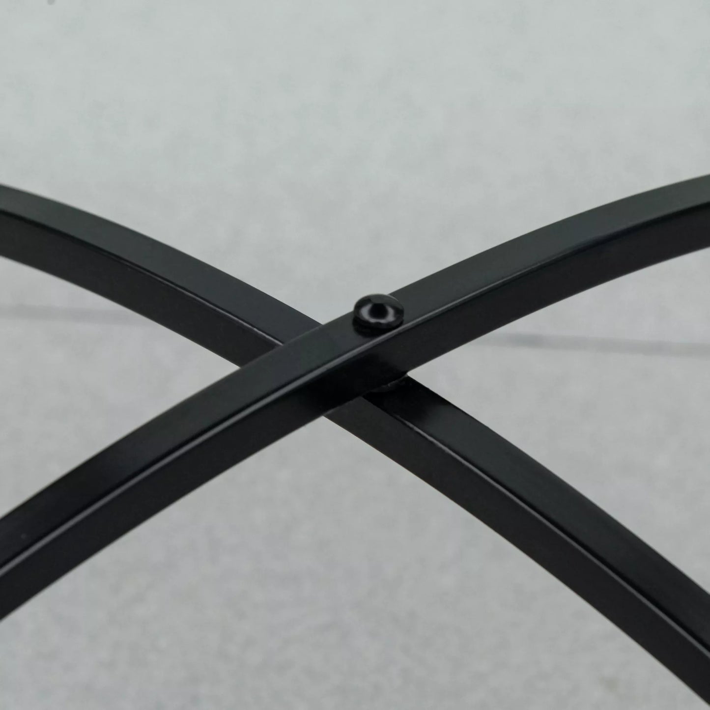 Sodo stalas Ø60 cm, atsparus atmosferos poveikiui metalinis balkono stalas, lauko valgomojo stalas, kempingo stalas, pagalbinis stalas, apvalus terasos stalas sodui, terasai, balkonui, raudonas + mėlynas + baltas