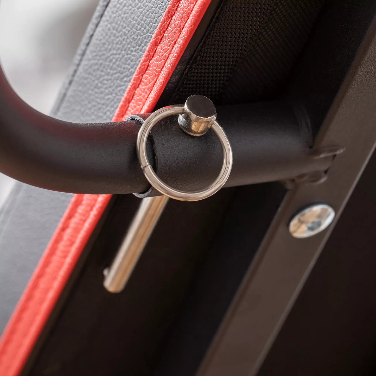 Reguliuojamas treniruočių suoliukas su gumomis, suoliukas atsispaudimams namų treniruotėms, 6 atlošo pozicijos, keliamoji galia iki 150 kg, plienas, dirbtinė oda, juoda+raudona, 145 x 49 x 48-127 cm