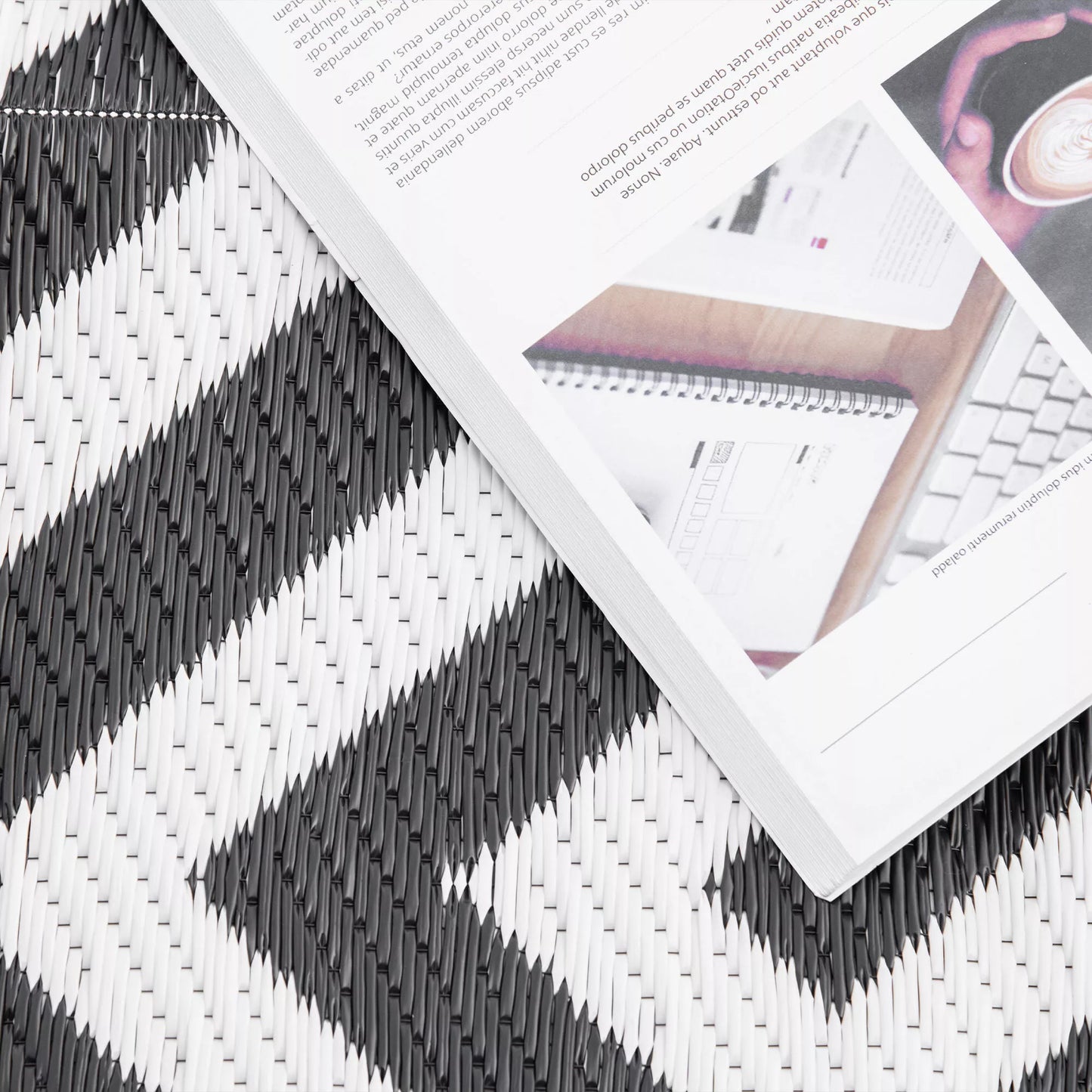 Lauko kilimas, tinkamas naudoti abiejose pusėse, patvarus, kraštai apsaugoti nuo išsiplėšimo, juodas + baltas, 121 x 182 cm