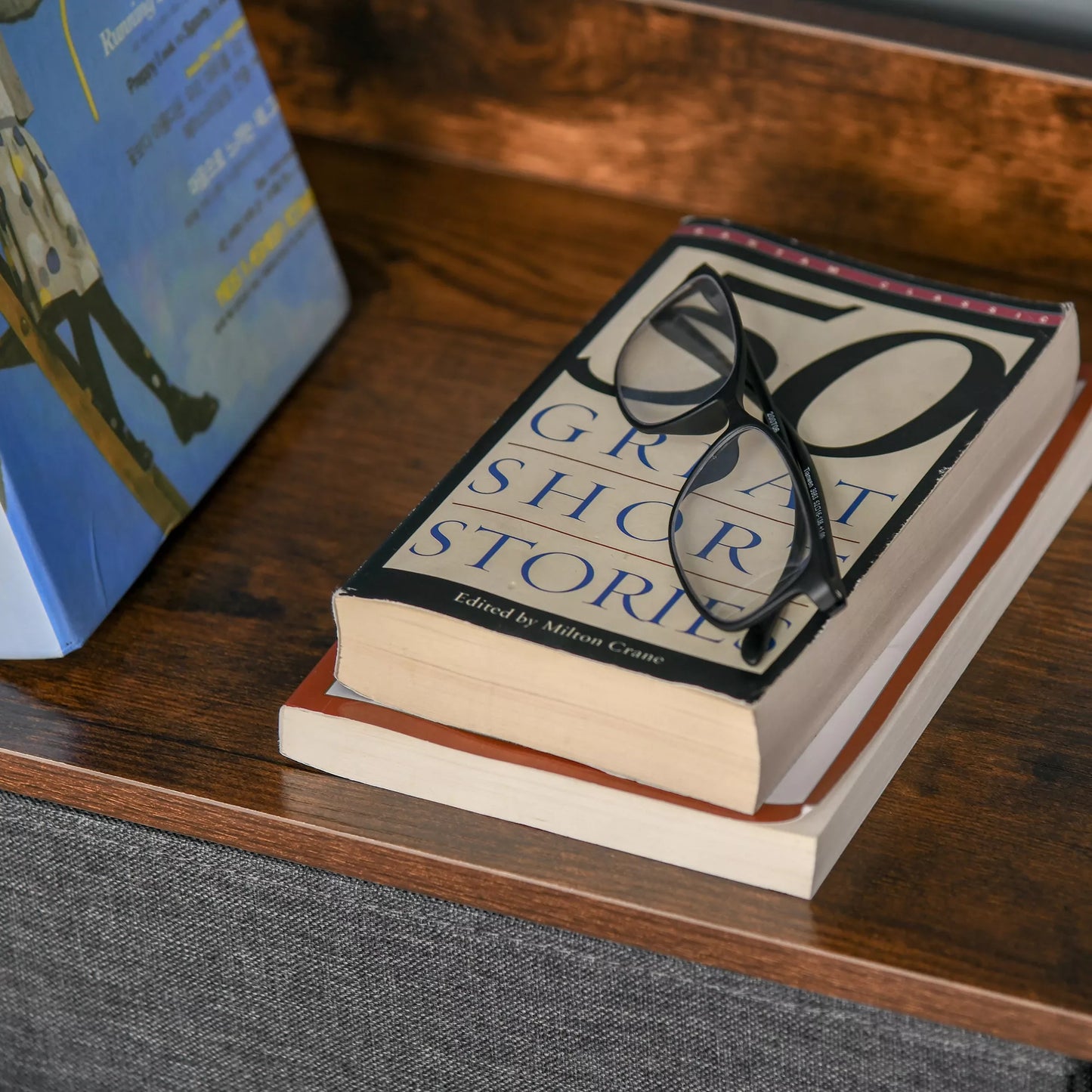 Juoda komoda su 4 stalčiais ir lino apdaila, laikymo spintelė su lentyna ir rankenėlėmis