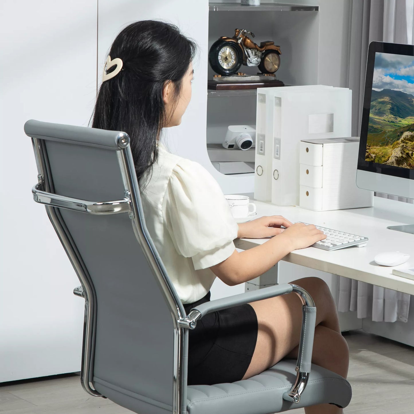 Vinsetto biuro kėdė, sukama, su pakreipimo funkcija, reguliuojamo aukščio, dirbtinė oda, iki 120 kg, šviesiai pilka