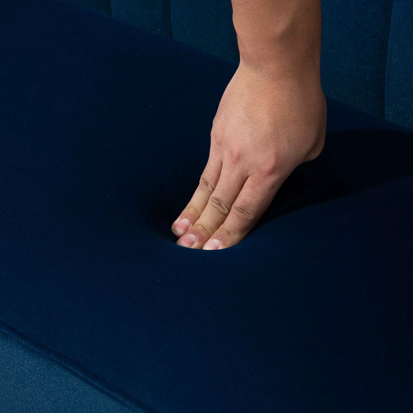 Retro dizaino dviejų vietų sofa, medinės kojos, 117 cm x 56,5 cm x 77 cm, mėlyna