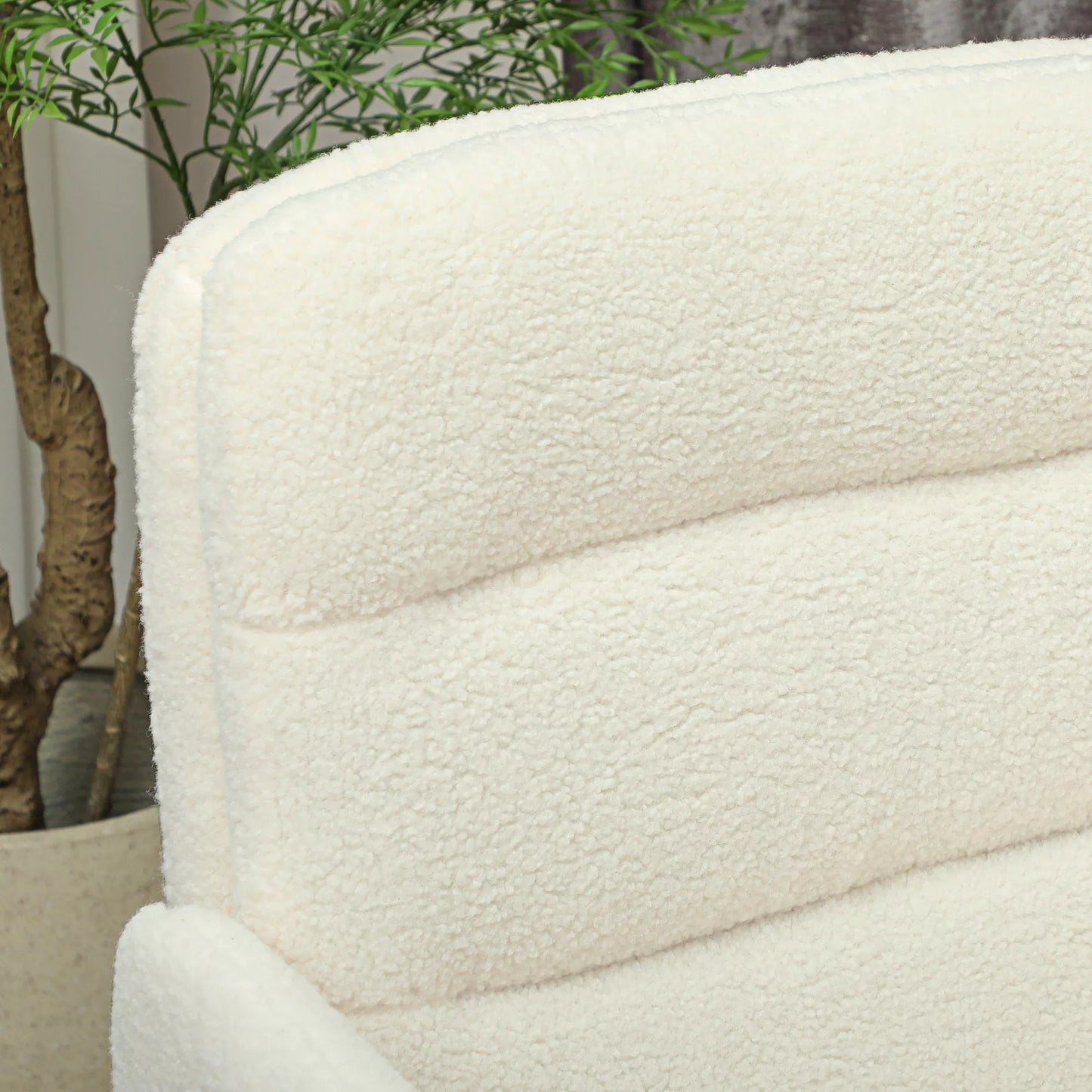 Riedantis biuro krėslas su audinio apmušalu, atramomis rankoms, 5 ratukais, sukamasis, kreminės baltos spalvos