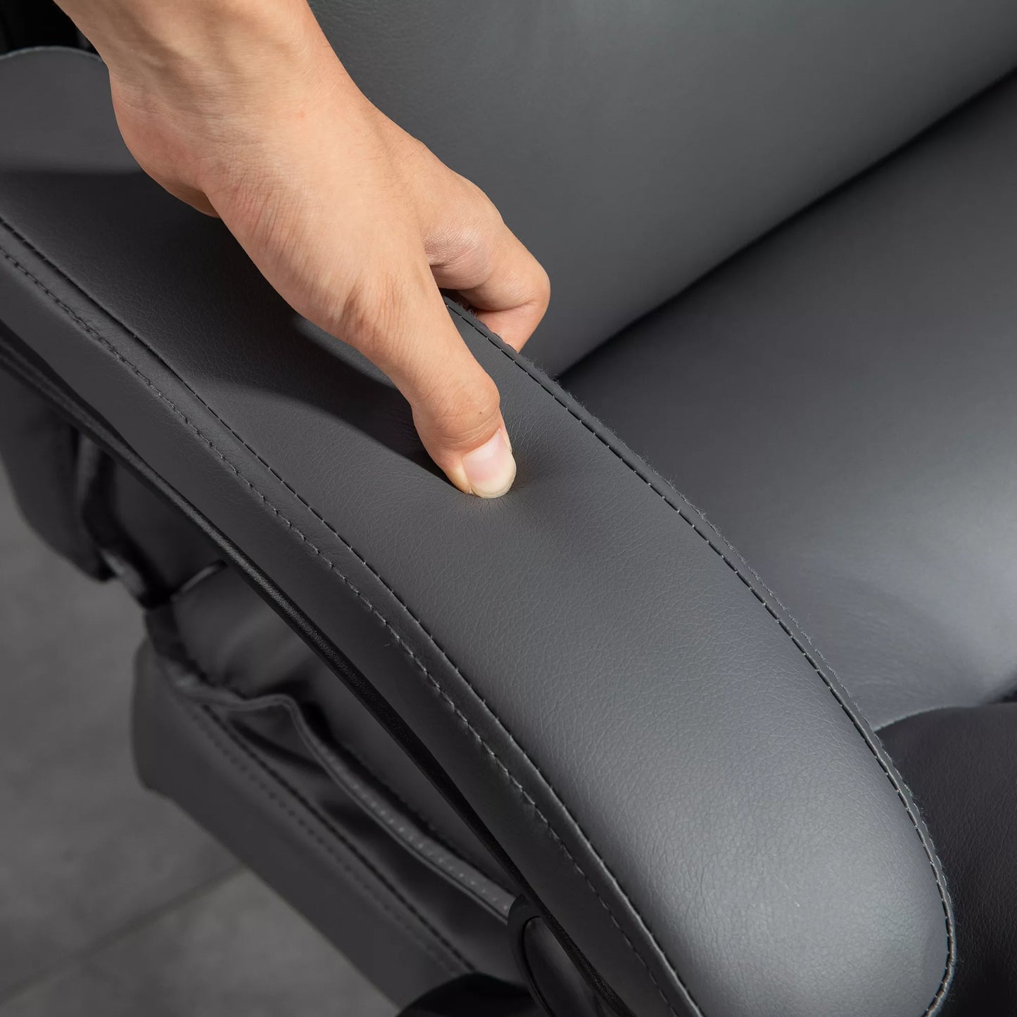 Ergonomiška biuro kėdė, reguliuojamas sėdynės aukštis, pakreipiamas atlošas, dirbtinė oda, tamsiai pilka