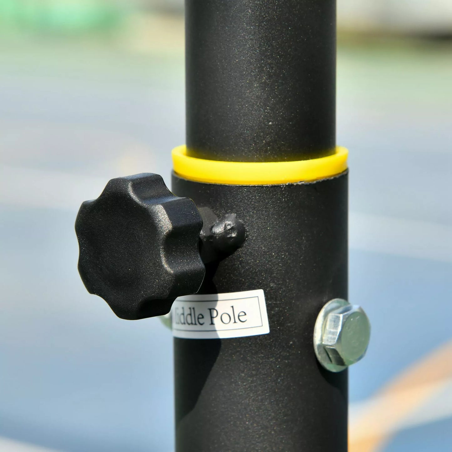 Mobilus krepšinio stovas su ratukais, 83x55cm lenta, reguliuojamas lanko aukštis nuo 156 iki 210 cm, krepšinio sistema jaunimui, skirta lauko sąlygoms.