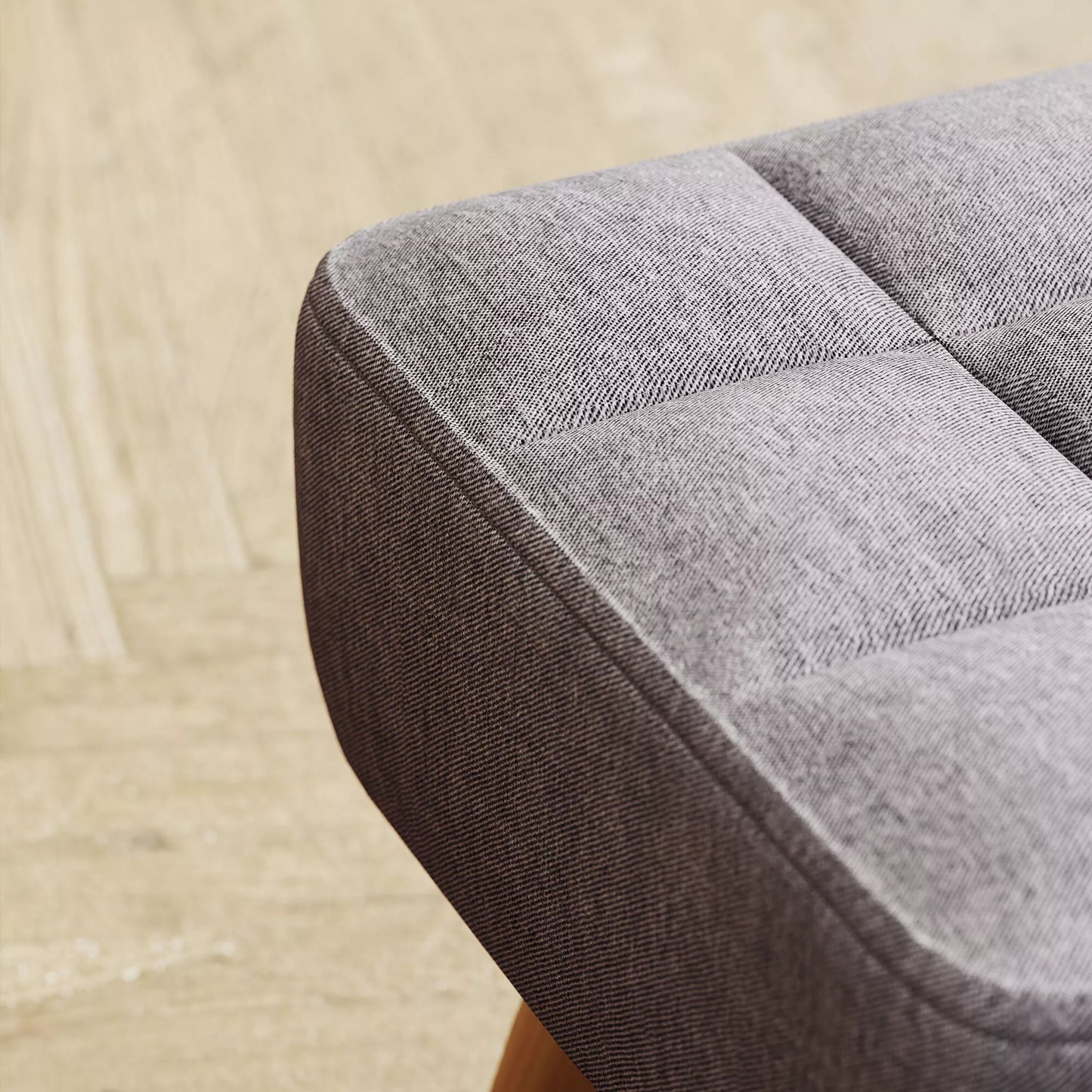 Pagalvėlė su paminkštinimu, lino išvaizda, medinės kojos, atlaiko iki 110 kg svorį, pilka spalva