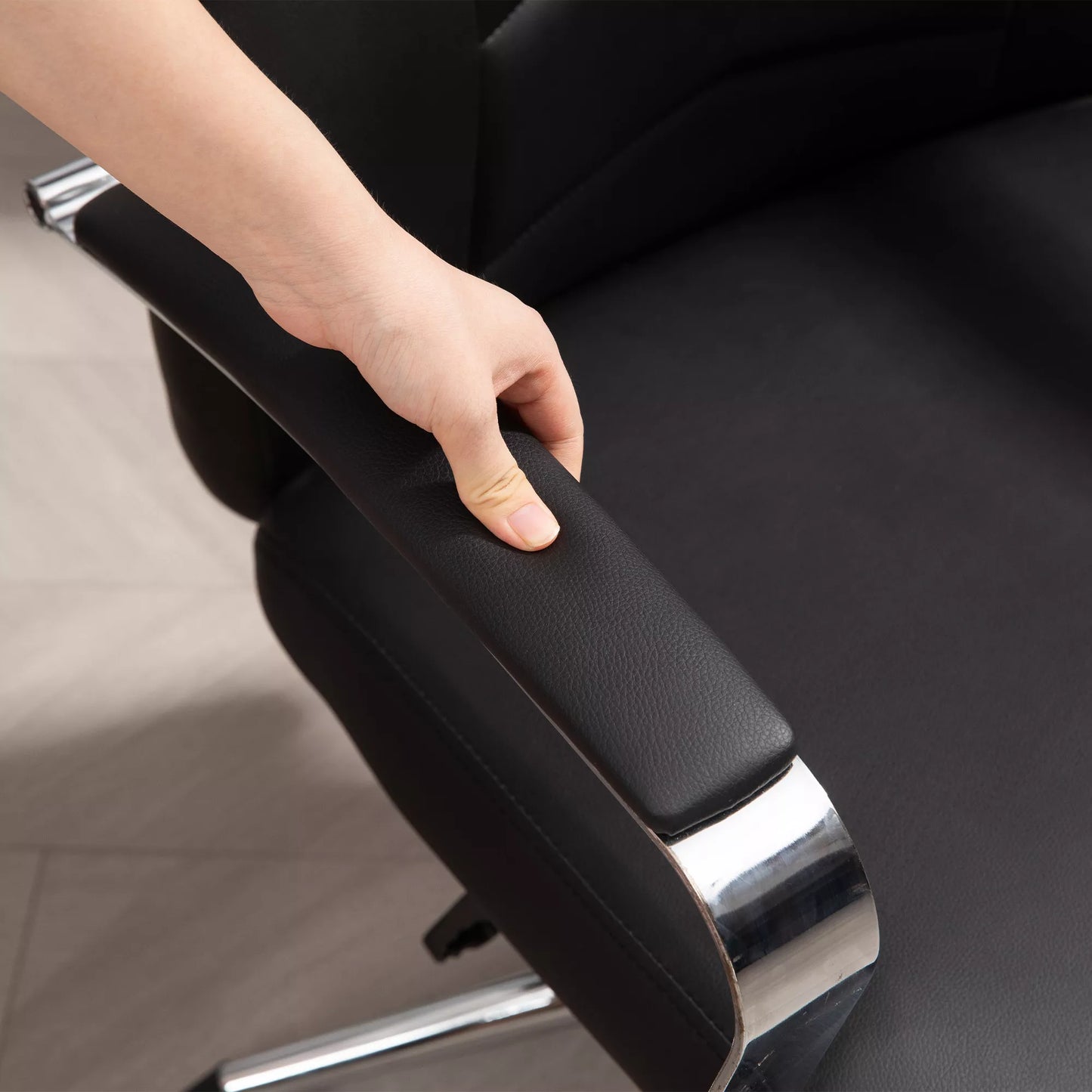 Juoda biuro kėdė, odos imitacijos, reguliuojamo aukščio, su paminkštinta atlošu