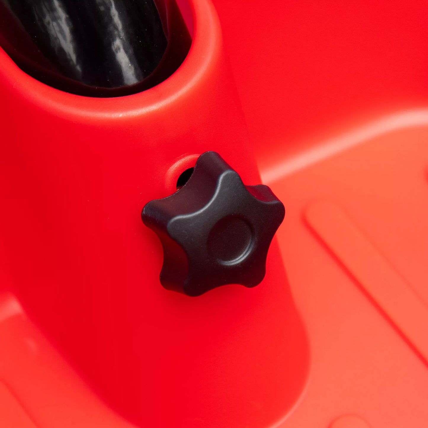 Vaikiškas triratis su juosmens diržu, 2 krepšeliais, aukščio reguliuojama sėdynė, metalinis rėmas, skirtas 2–5 metų vaikams, juodos ir raudonos spalvos.