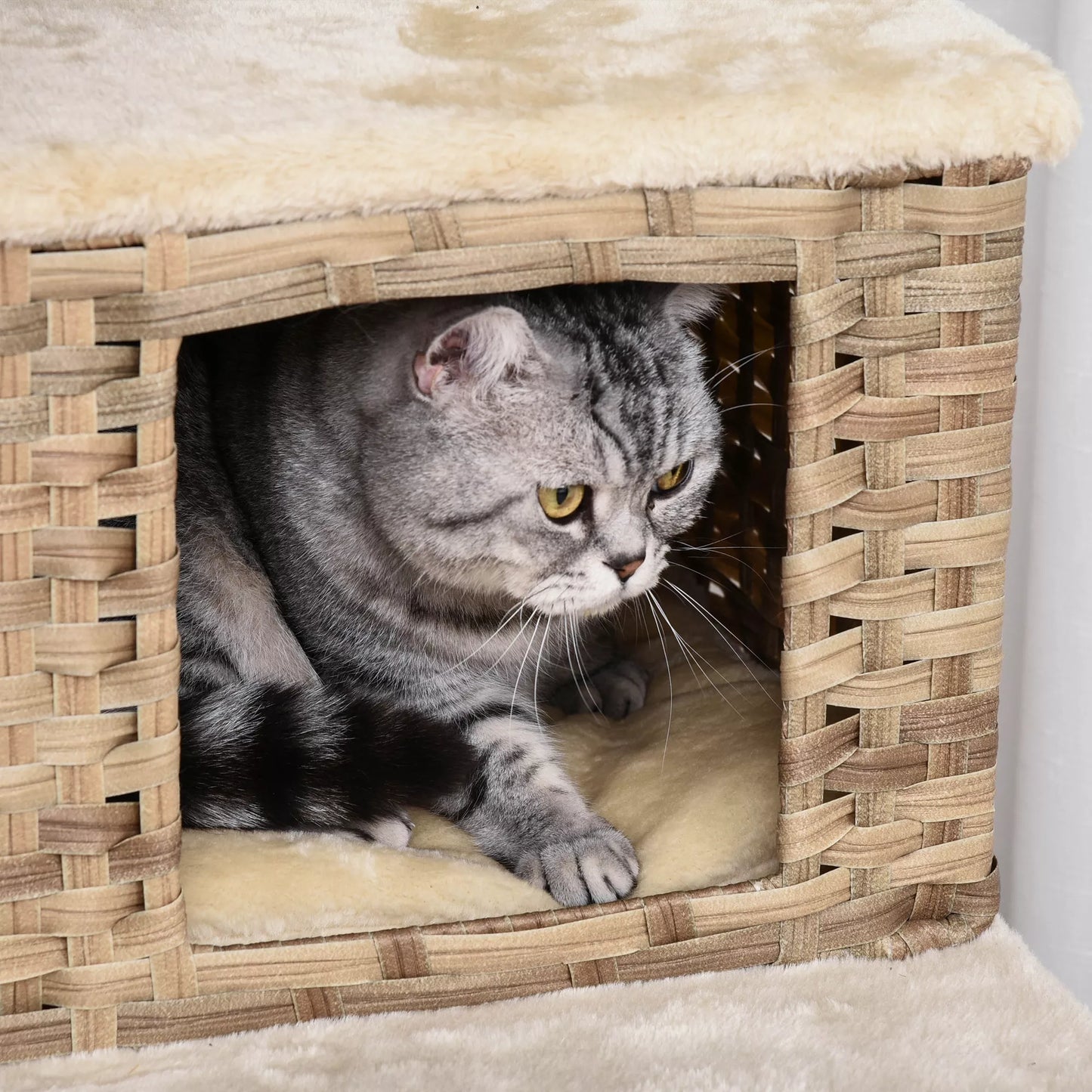 Rataninis katės medis su urveliu, daugiaaukštis katės namelis, laipiojimo medis katėms, E1 MDF, sizalis, smėlio spalvos+ruda, 55 x 55 x 174 cm