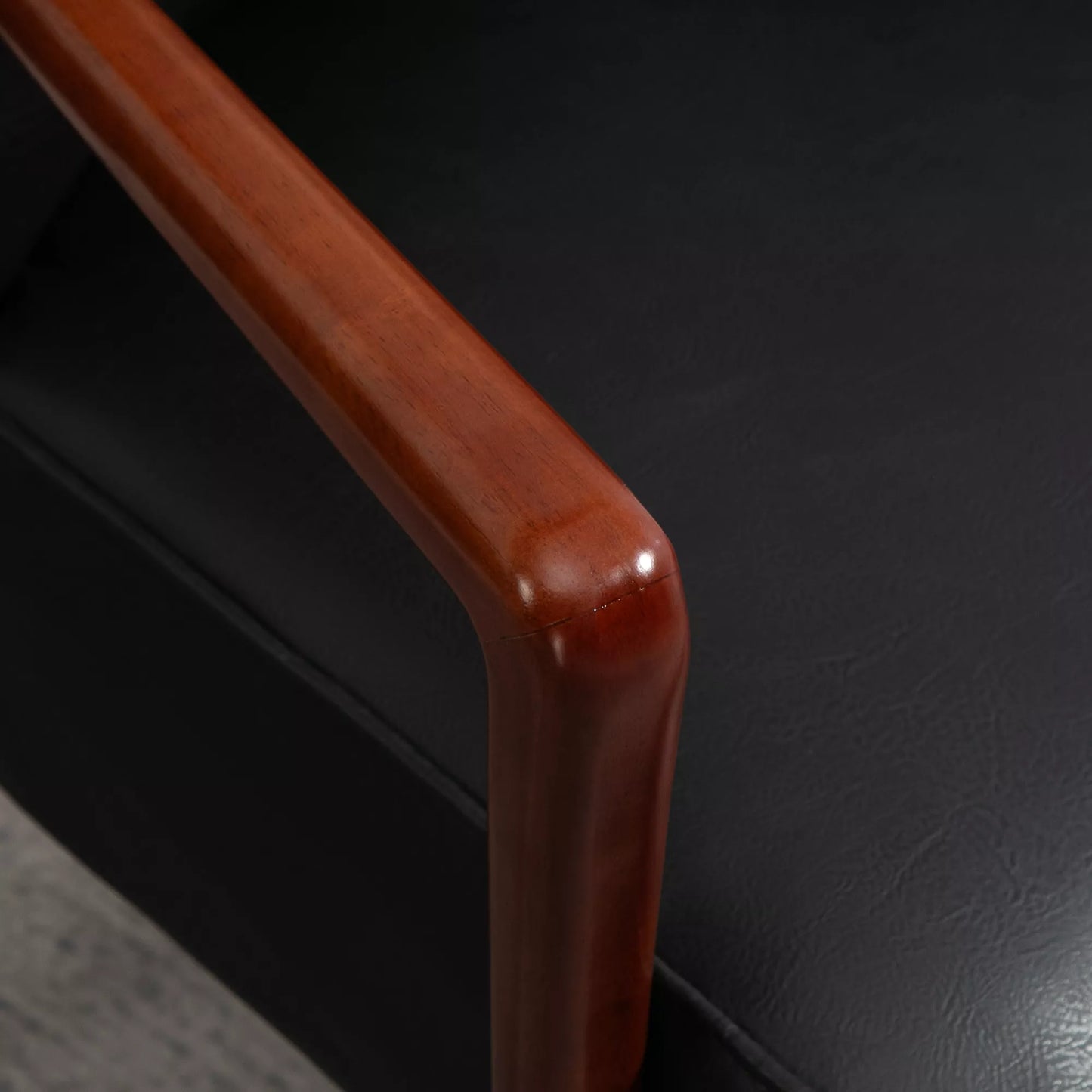 Akcentinis fotelis, platus sėdimas paviršius, odos imitacija, medinis rėmas, iki 120 kg, 67x77x80 cm, juodas