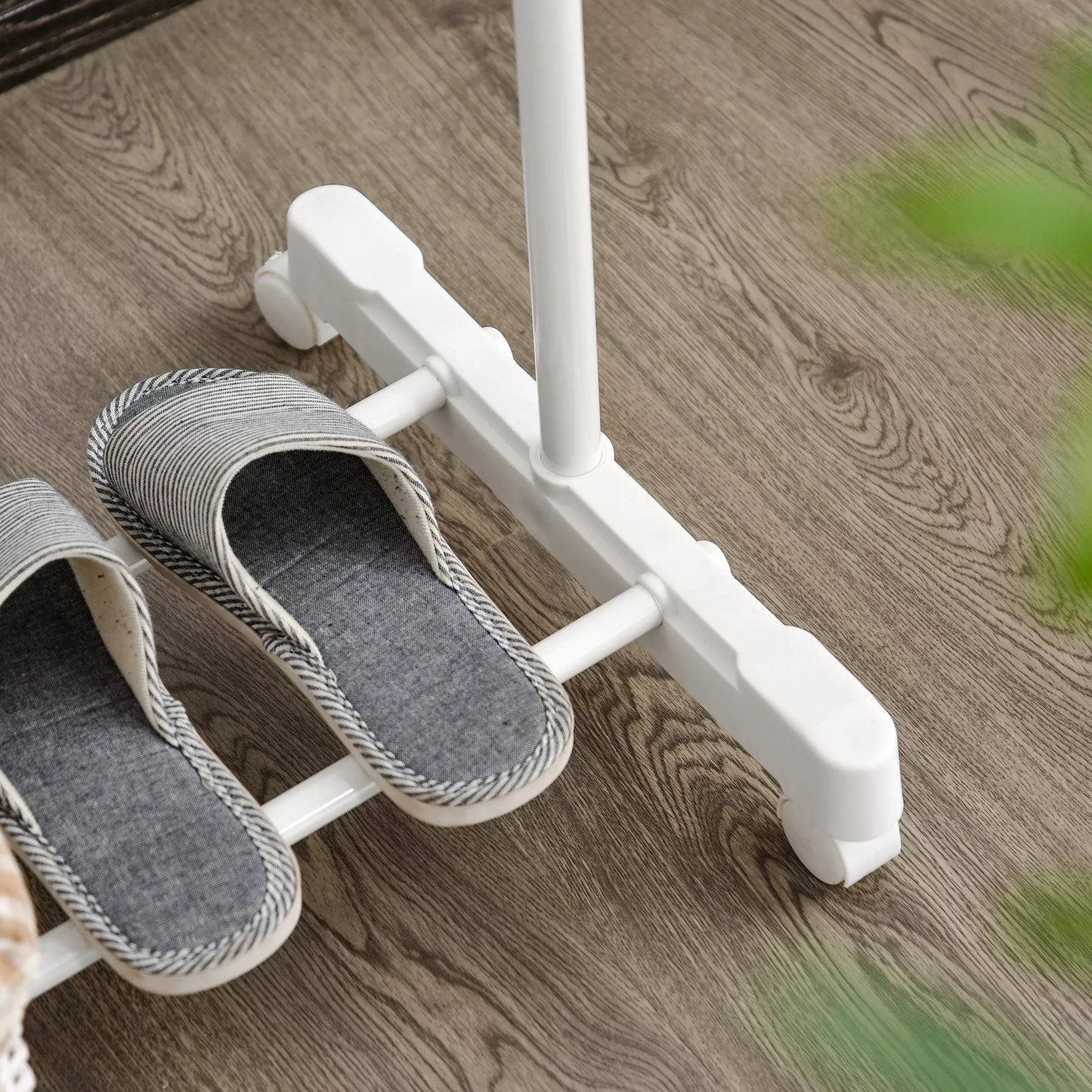 Ratinis drabužių stovas, reguliuojamas aukštis, su apatine lentynėle, 4 ratukai, baltas