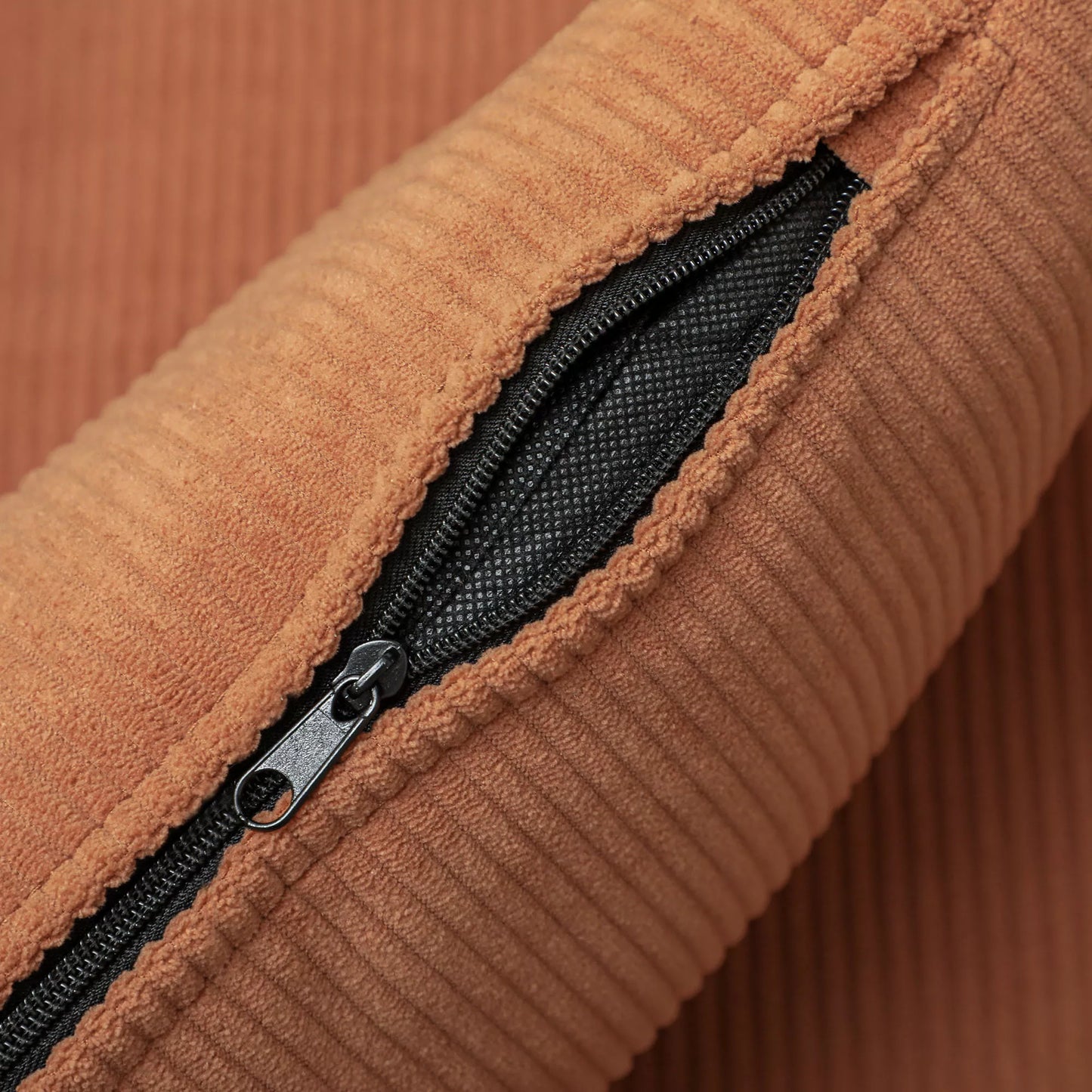 Moderni paminkštinta akcentinė kėdė su juosmens atrama, kaučiukmedžio kojomis, oranžinė