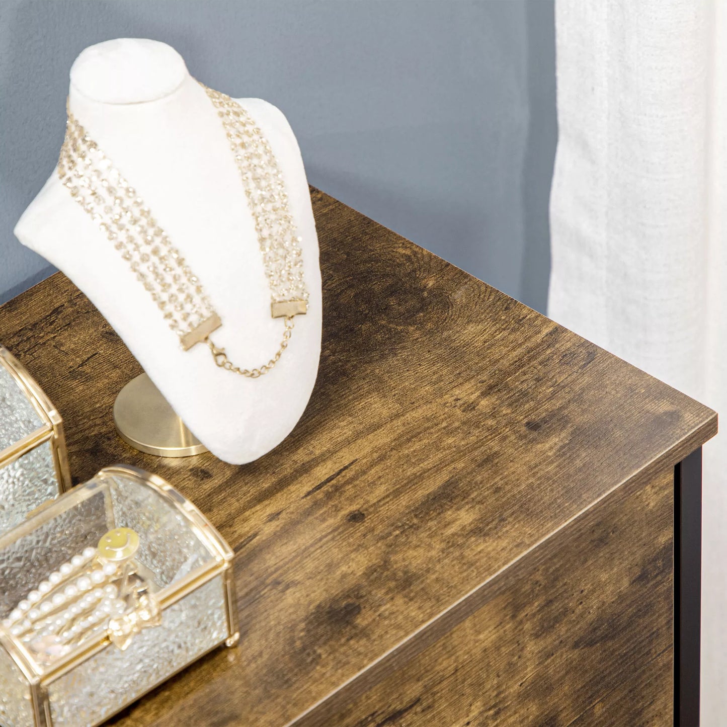 Komoda su šešiomis stalčiais, atviros lentynos, MDF ir plienas, 84x30x92 cm, ruda/juoda, reguliuojamos kojelės