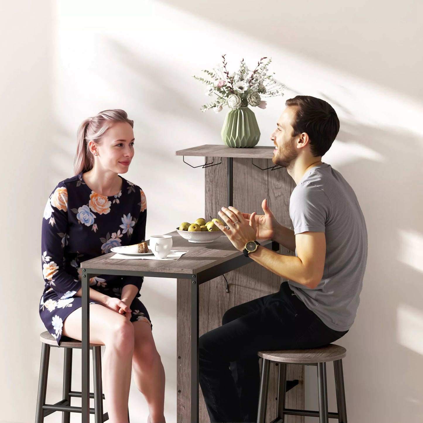 3 dalių baro stalo komplektas su laikymo vieta, vyno lentynomis, stiklo laikikliais, taburetėmis su atrama kojoms, mažoms erdvėms, pilkas