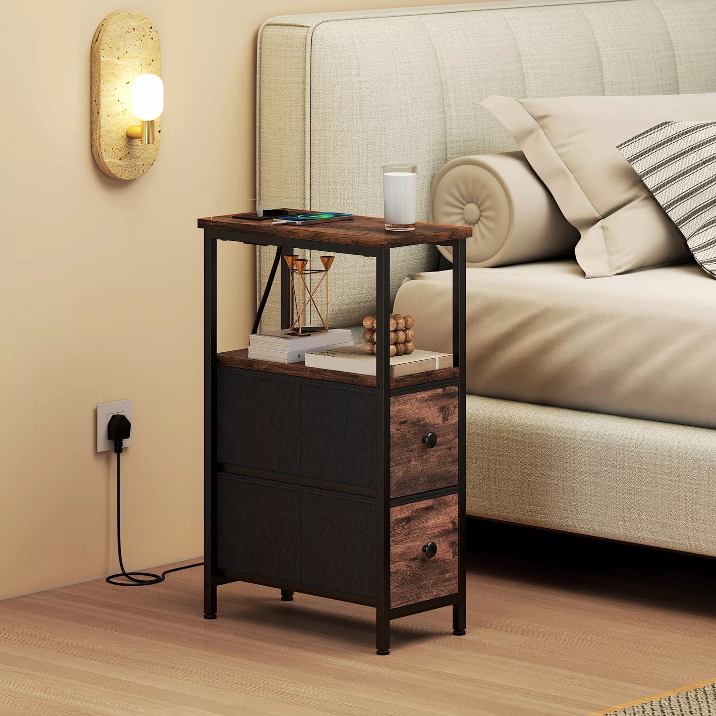 Staliukas su įkrovimo stotele, plieninis rėmas, 2 audinio stalčiai, atvira dėžė, 20 cm x 40 cm x 63 cm, rusvi