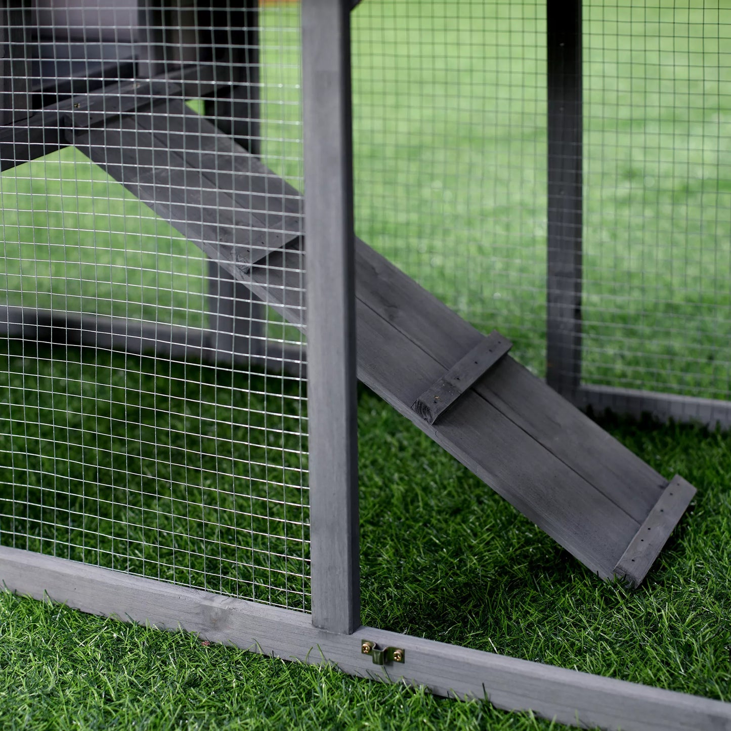 Mažų gyvūnėlių namelis su lauko aptvaru, jūrų kiaulyčių narvas lauke, mažų gyvūnėlių namelis iš eglės medienos, tamsiai pilkos spalvos, 147 x 54 x 84 cm