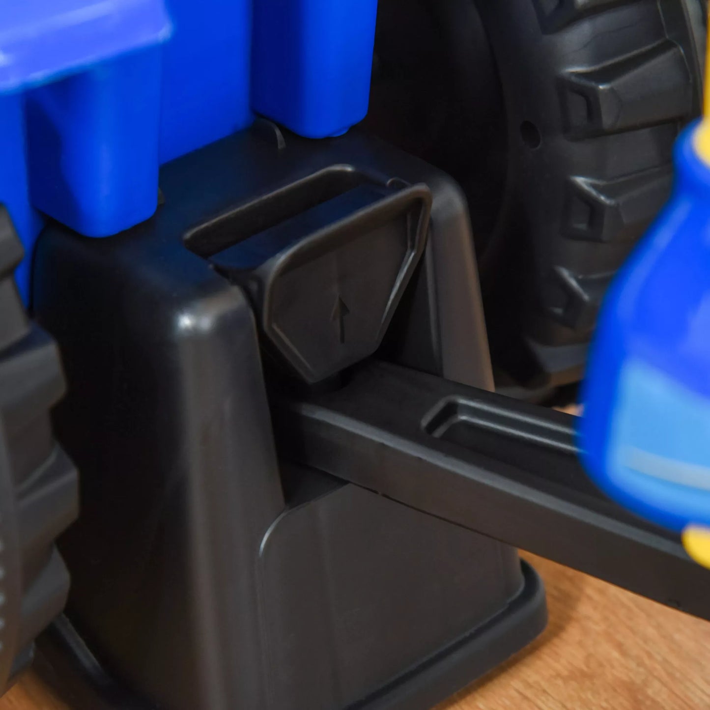 Mėlynas traktoriukas stumdukas su priekaba, garsiniu signalu, smėlio žaislas, nuo 1 metų, plastikas+metalas, 91 x 29 x 44cm