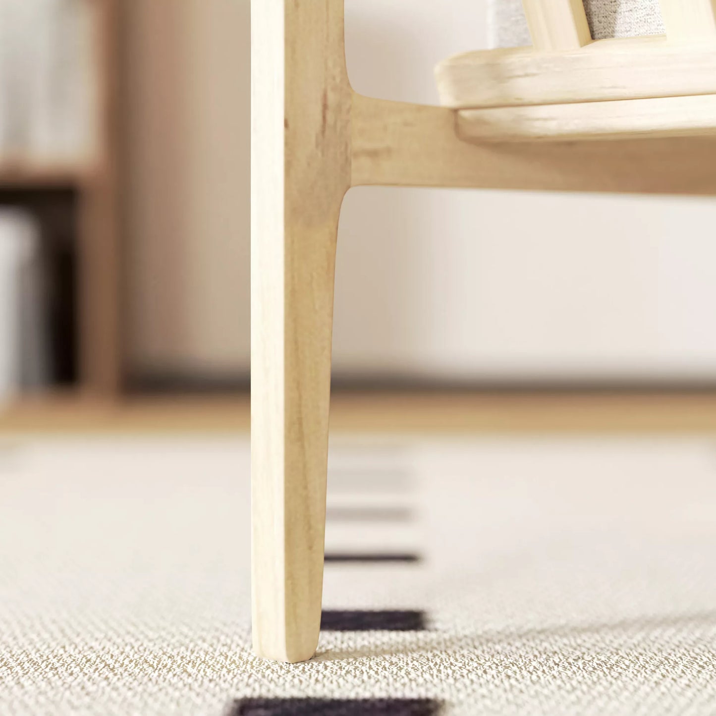 Minkštas krėslas su porankiais, tvirtu mediniu rėmu ir nuimamomis pagalvėlėmis, skirtas svetainei, miegamajam, smėlio spalvos