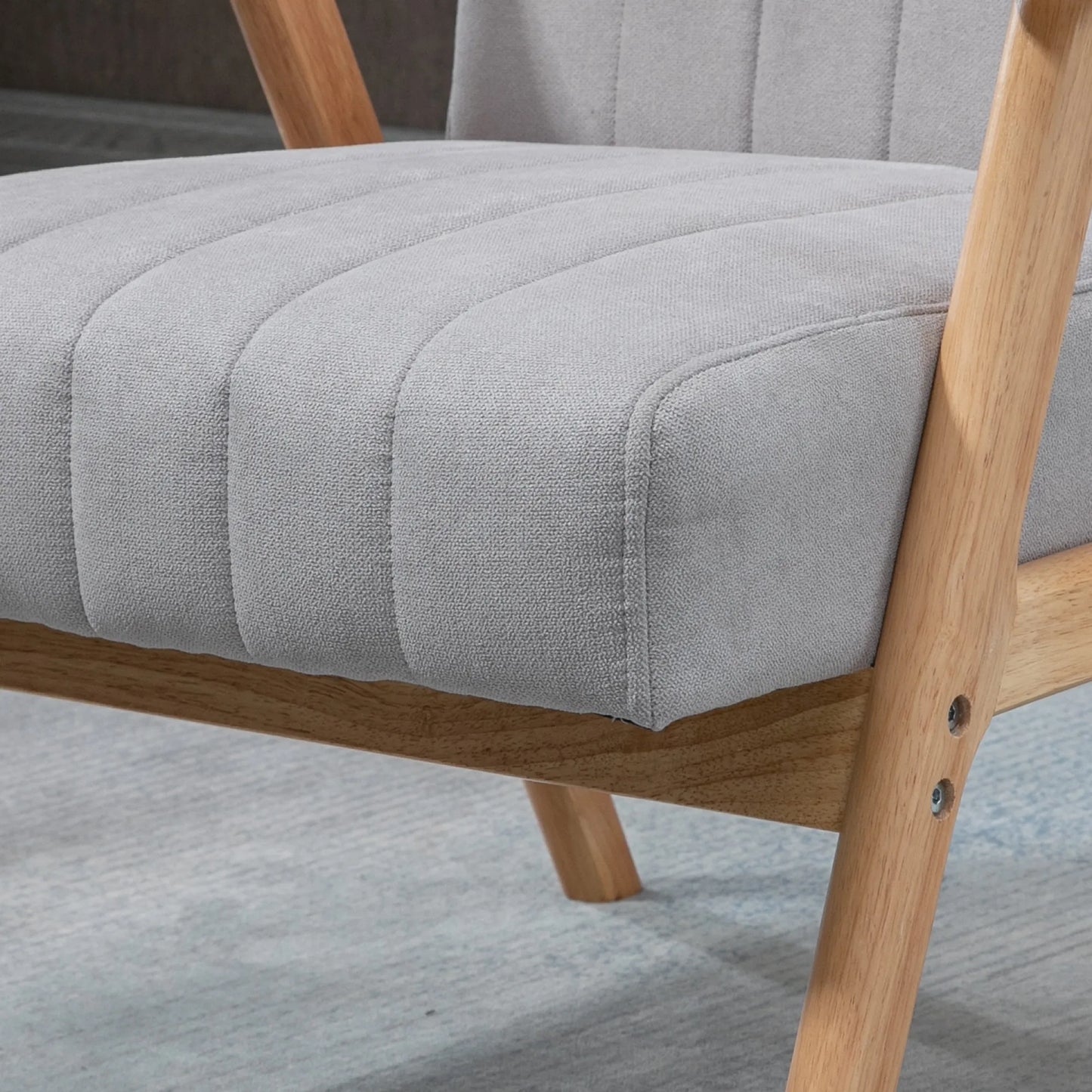 Krėslas skandinaviško dizaino, iki 120 kg, aksomo išvaizdos, medžio masyvo; 68 cm x 74 cm x 82 cm, natūralus + pilkas